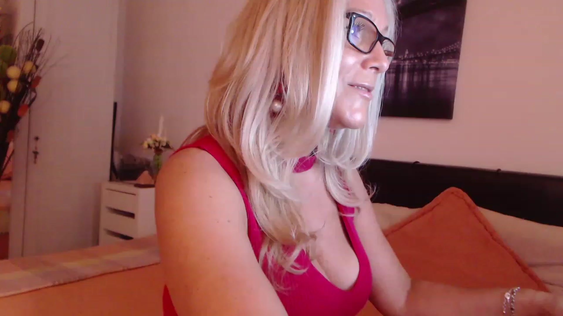 Gallery image thumbnail from Reeya71's myfreecams stream on, 05/26/2023, 24:37 image 17 of 20