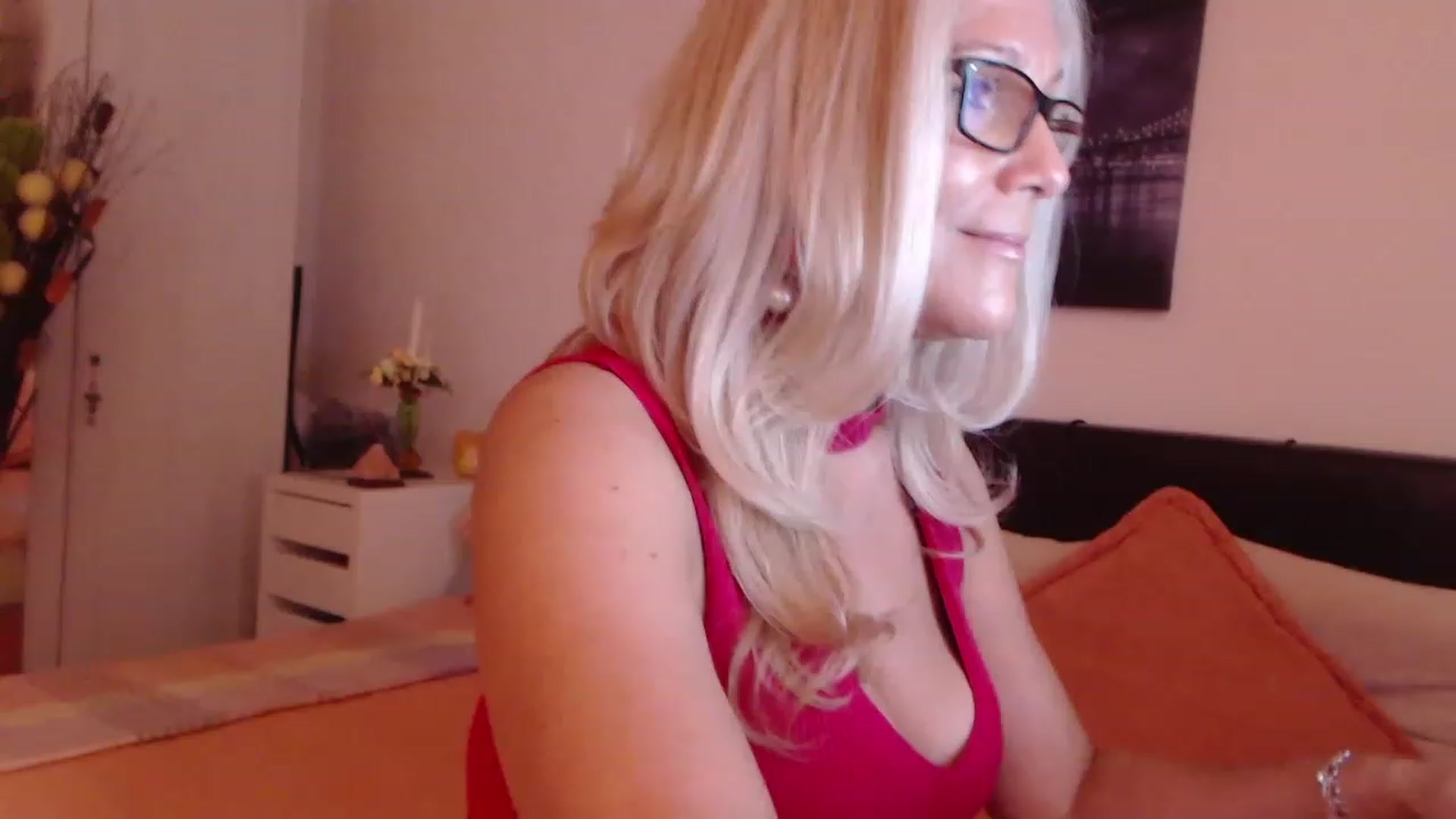 Gallery image thumbnail from Reeya71's myfreecams stream on, 05/26/2023, 24:37 image 16 of 20