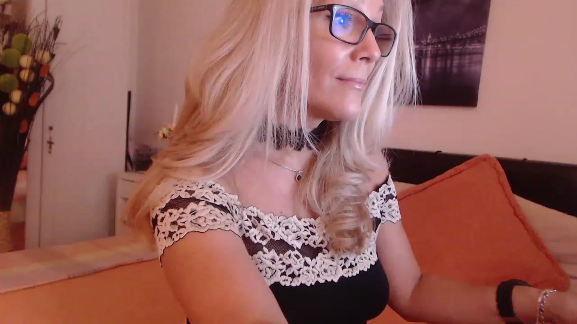 Gallery image thumbnail from Reeya71's myfreecams stream on, 05/27/2023, 07:40 image 18 of 20