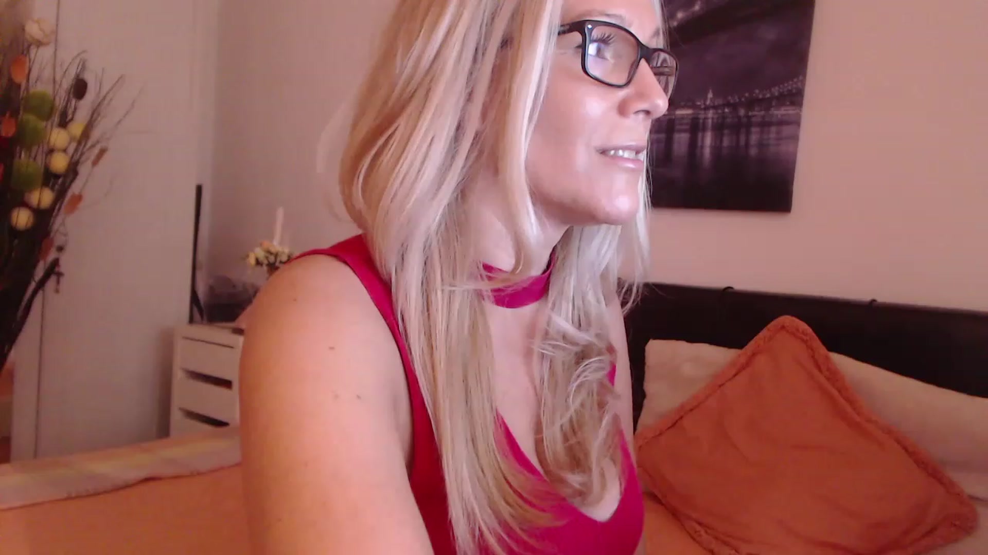 Gallery image thumbnail from Reeya71's myfreecams stream on, 06/01/2023, 08:22 image 12 of 20