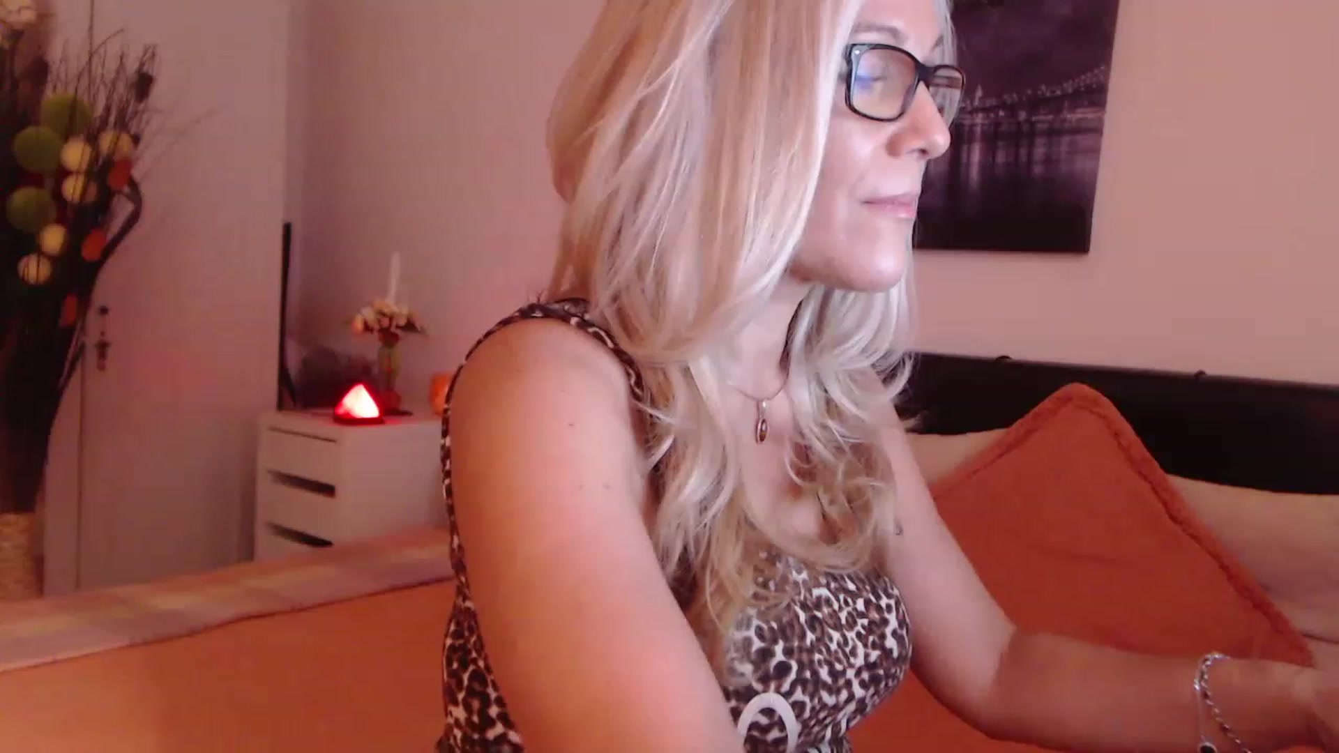 Gallery image thumbnail from Reeya71's myfreecams stream on, 06/02/2023, 22:35 image 4 of 20