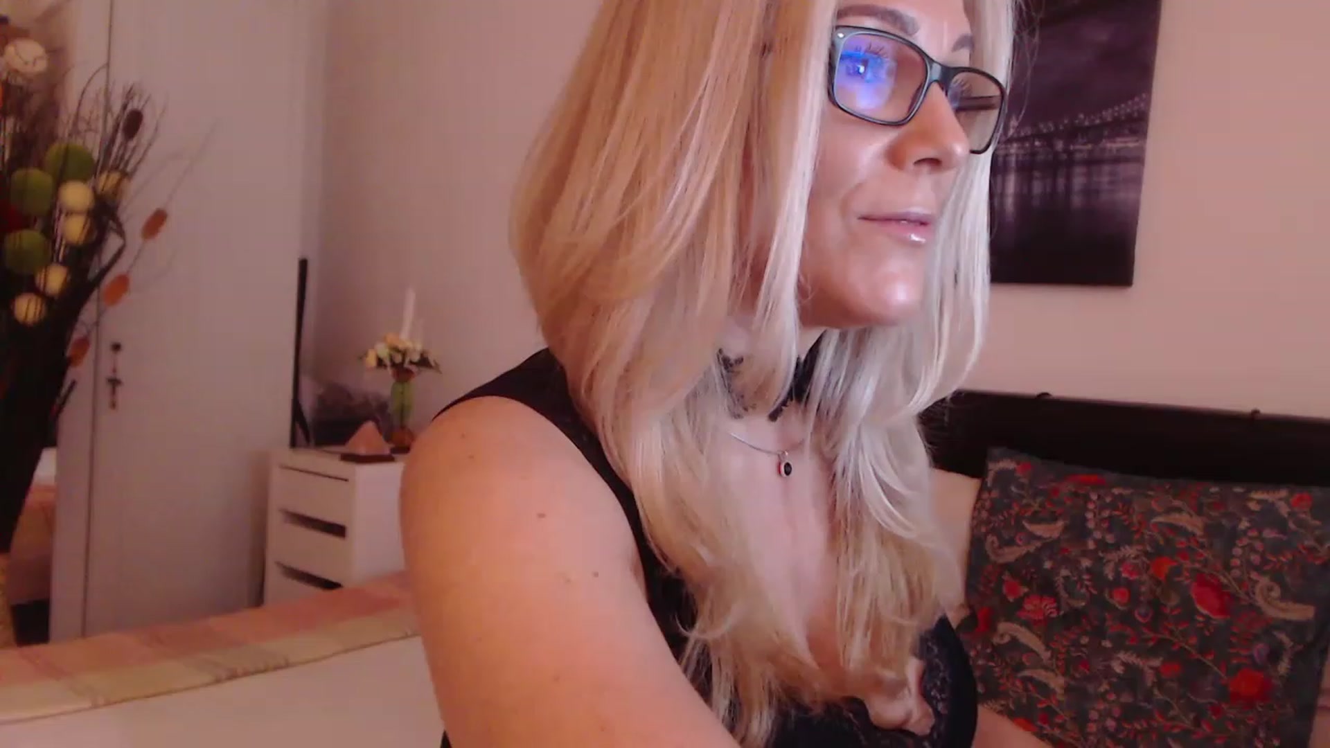 Gallery image thumbnail from Reeya71's myfreecams stream on, 06/20/2023, 04:05 image 12 of 20