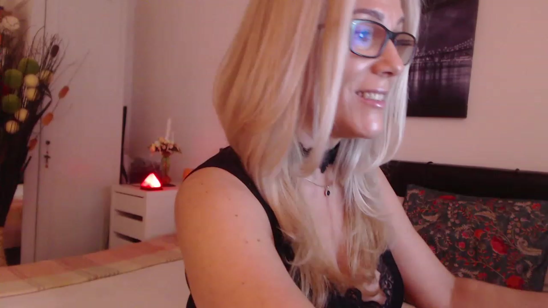 Gallery image thumbnail from Reeya71's myfreecams stream on, 06/20/2023, 04:05 image 16 of 20
