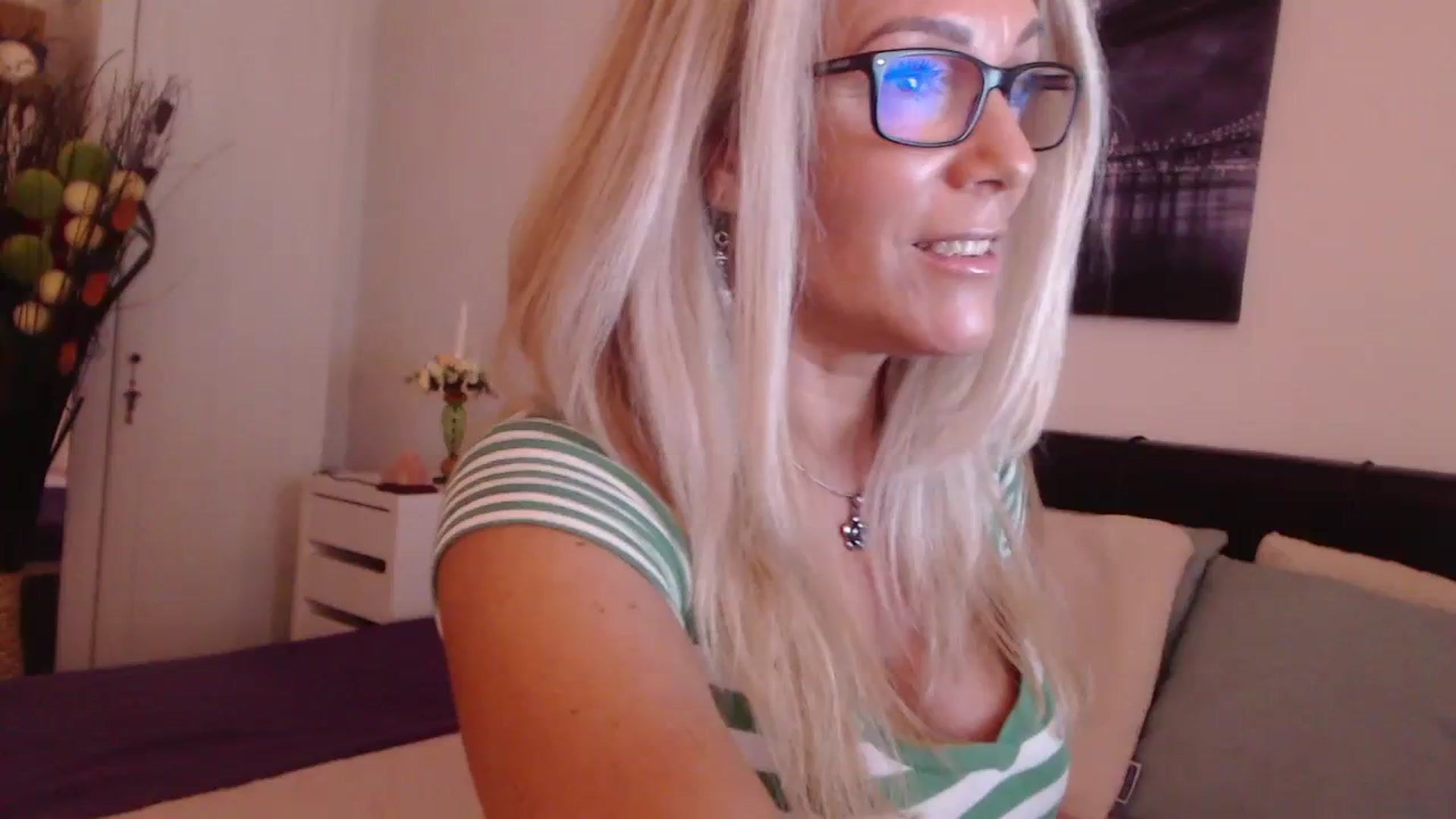 Gallery image thumbnail from Reeya71's myfreecams stream on, 08/04/2023, 04:34 image 1 of 20
