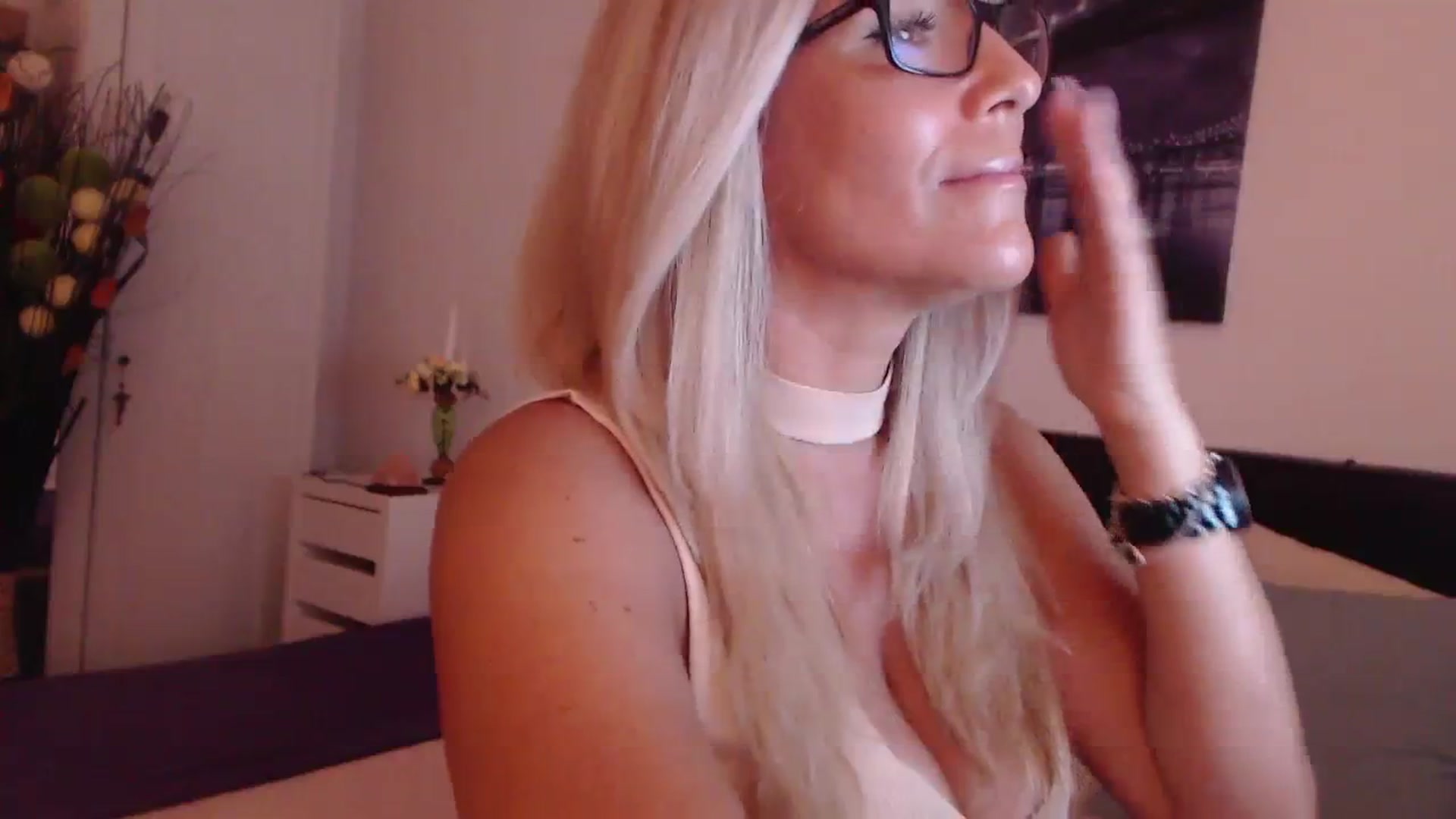 Gallery image thumbnail from Reeya71's myfreecams stream on, 08/05/2023, 21:19 image 4 of 20