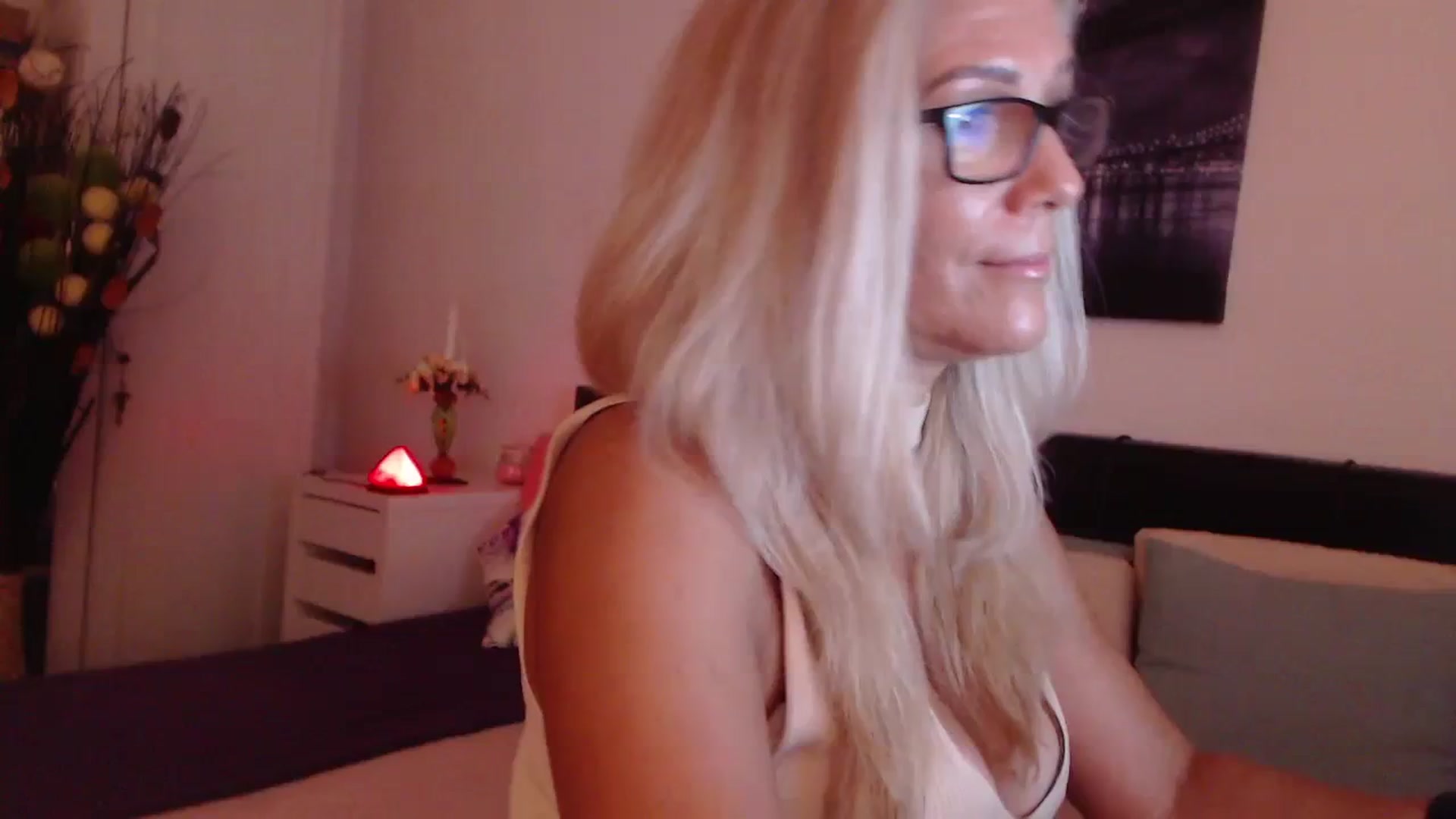 Gallery image thumbnail from Reeya71's myfreecams stream on, 08/05/2023, 22:20 image 17 of 20
