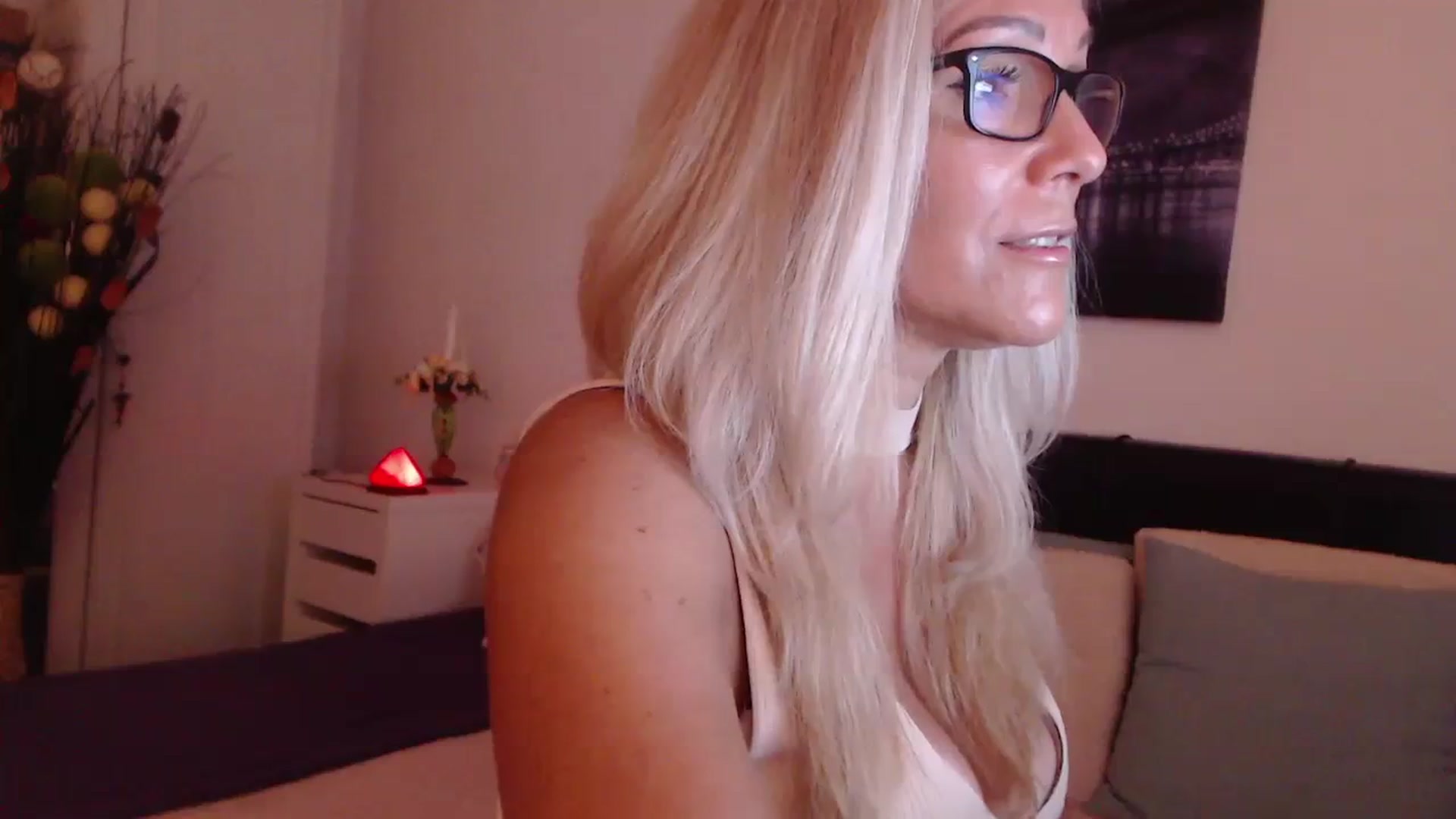 Gallery image thumbnail from Reeya71's myfreecams stream on, 08/05/2023, 22:20 image 12 of 20
