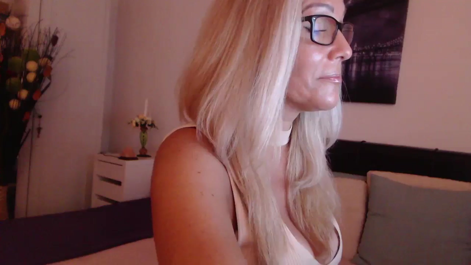 Gallery image thumbnail from Reeya71's myfreecams stream on, 08/05/2023, 22:20 image 11 of 20