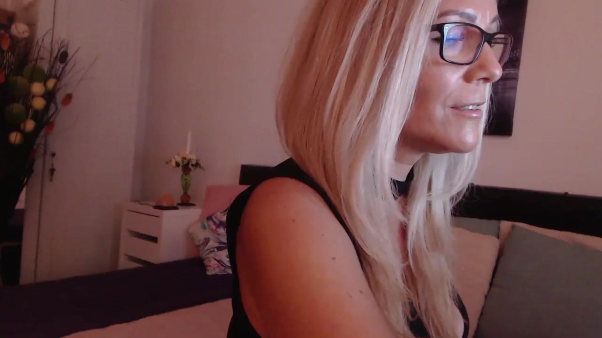 Gallery image thumbnail from Reeya71's myfreecams stream on, 08/12/2023, 03:41 image 4 of 20