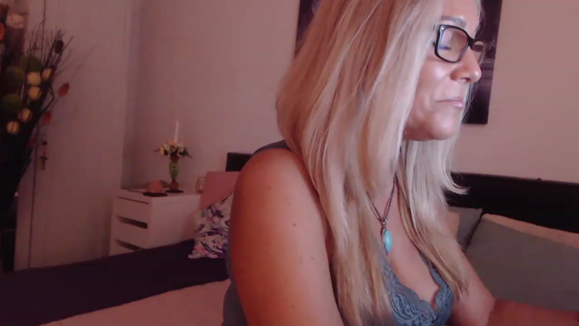 Gallery image thumbnail from Reeya71's myfreecams stream on, 08/17/2023, 03:27 image 1 of 20