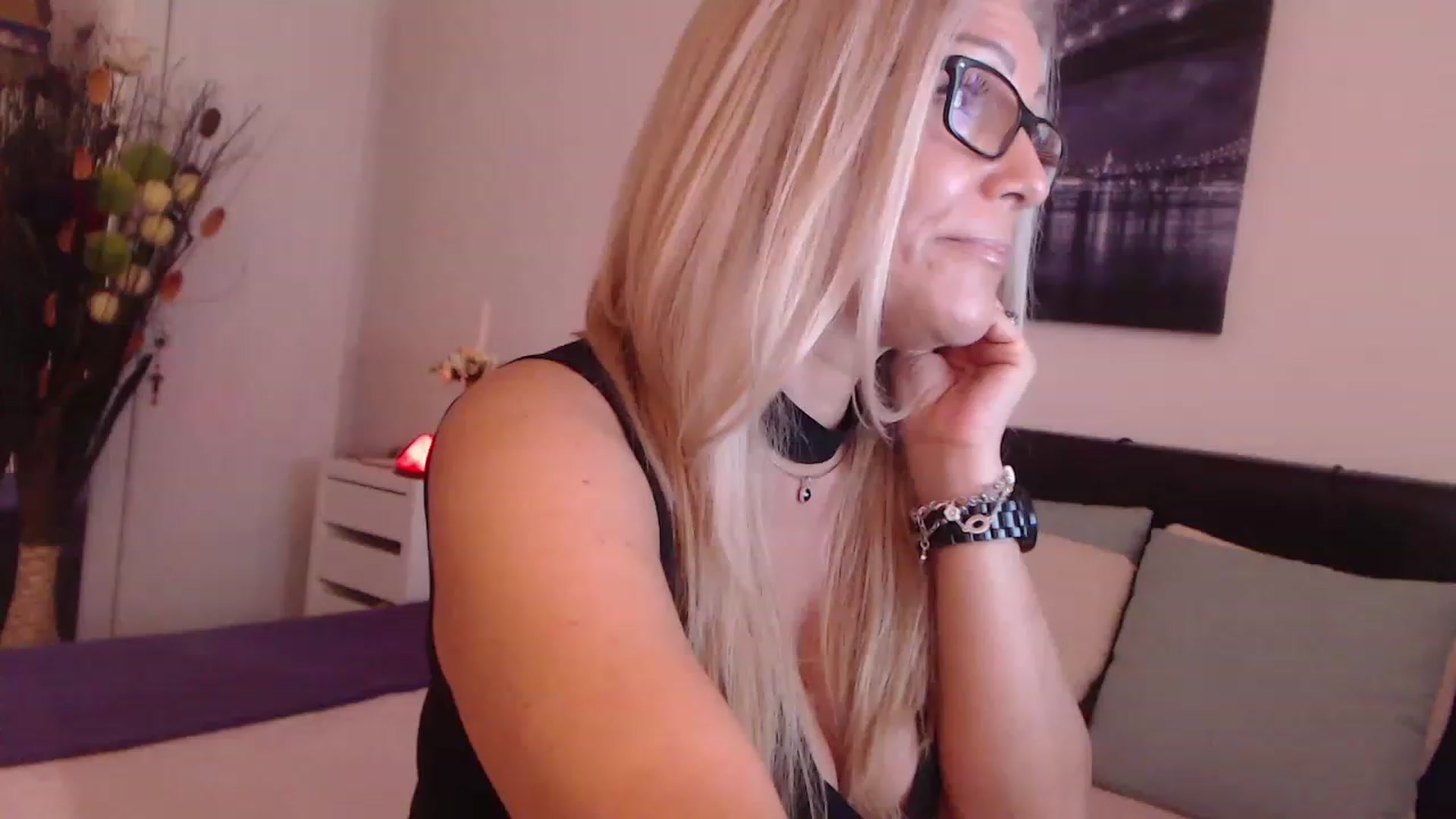 Gallery image thumbnail from Reeya71's myfreecams stream on, 08/25/2023, 04:43 image 15 of 20