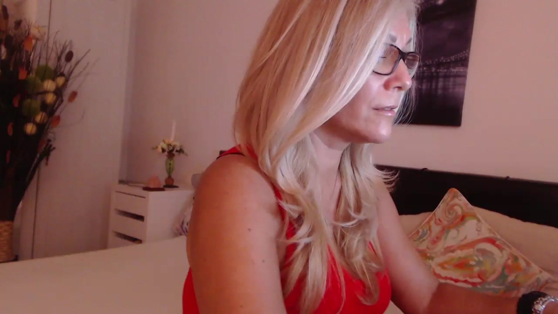 Gallery image thumbnail from Reeya71's myfreecams stream on, 09/30/2023, 01:01 image 18 of 20