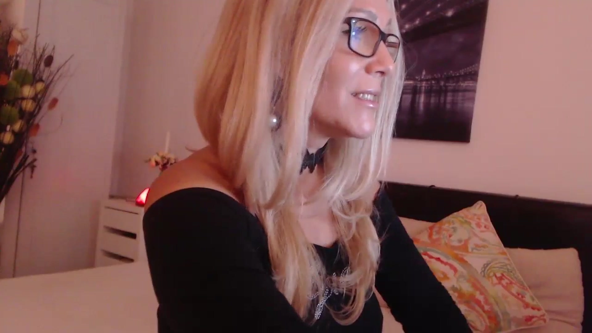 Gallery image thumbnail from Reeya71's myfreecams stream on, 10/10/2023, 03:01 image 10 of 20