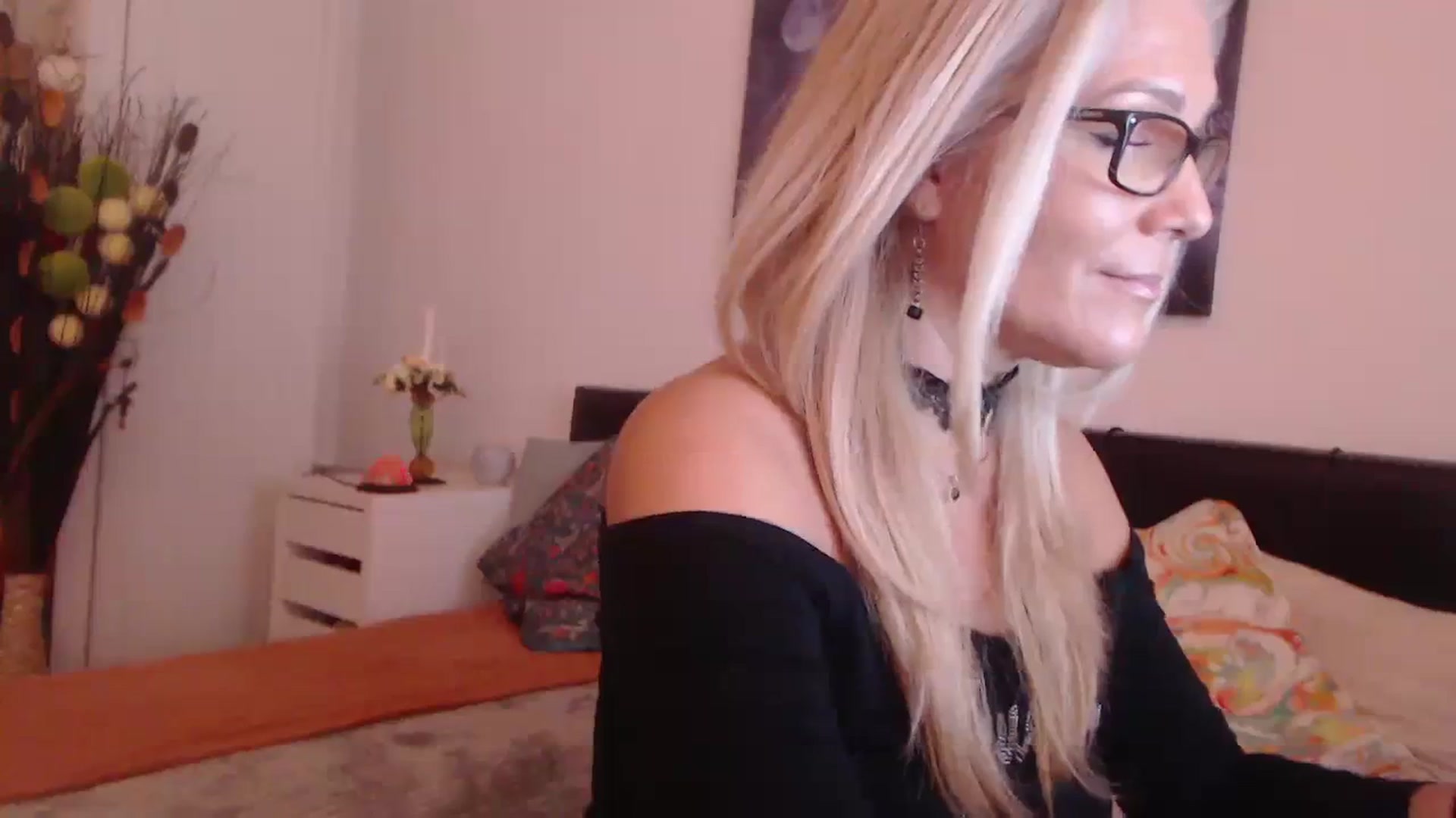 Gallery image thumbnail from Reeya71's myfreecams stream on, 10/31/2023, 07:24 image 16 of 20