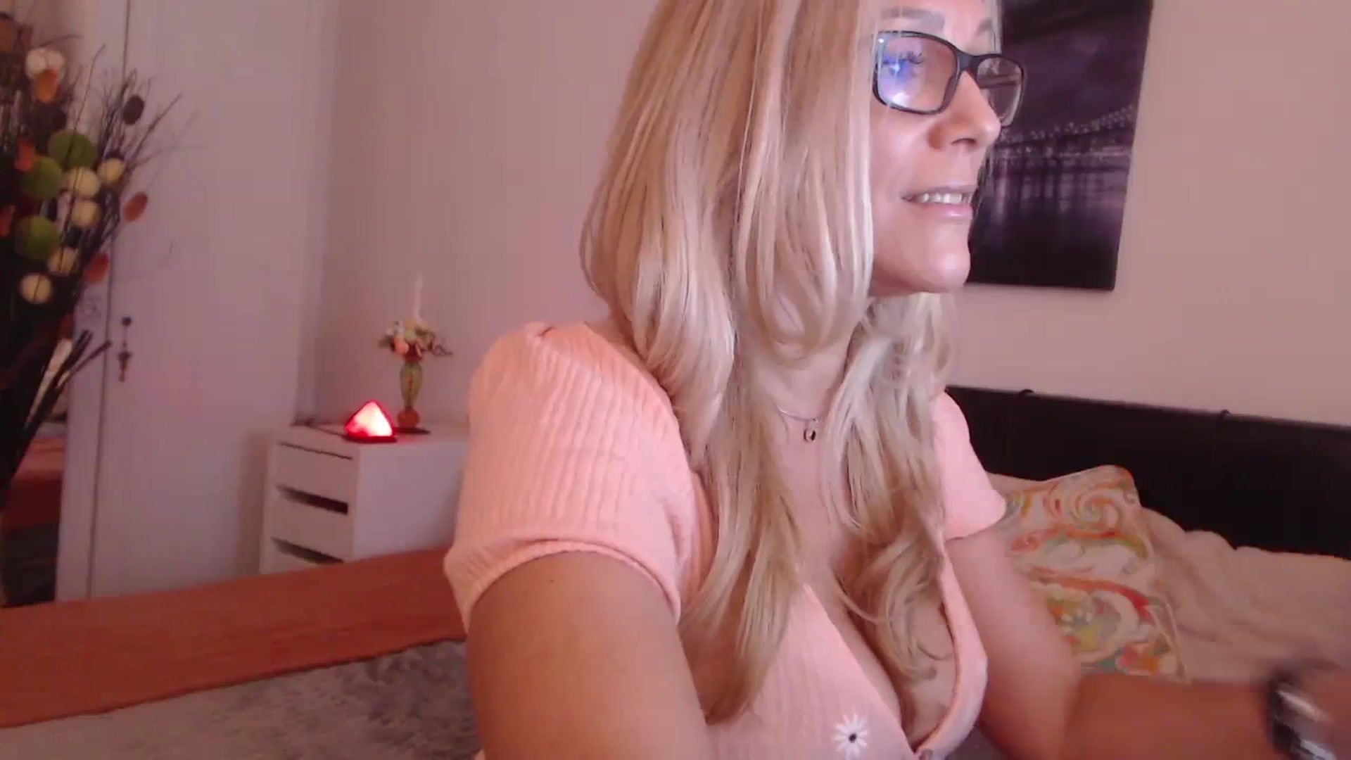 Gallery image thumbnail from Reeya71's myfreecams stream on, 11/16/2023, 08:15 image 6 of 20
