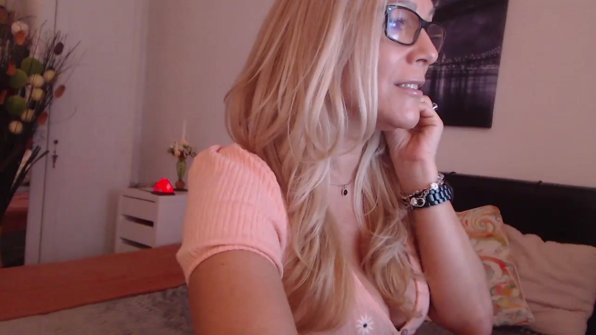 Gallery image thumbnail from Reeya71's myfreecams stream on, 11/16/2023, 08:15 image 1 of 20
