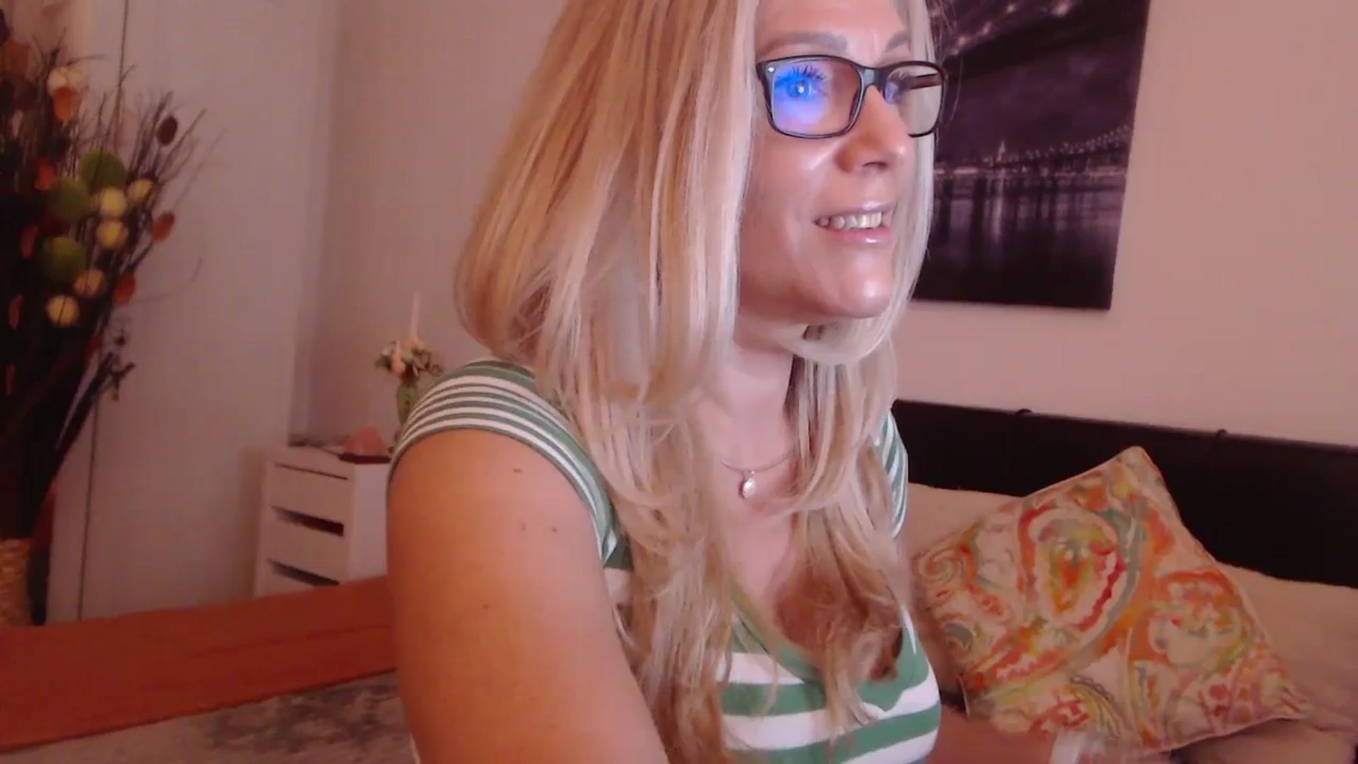 Gallery image thumbnail from Reeya71's myfreecams stream on, 11/17/2023, 06:26 image 12 of 20