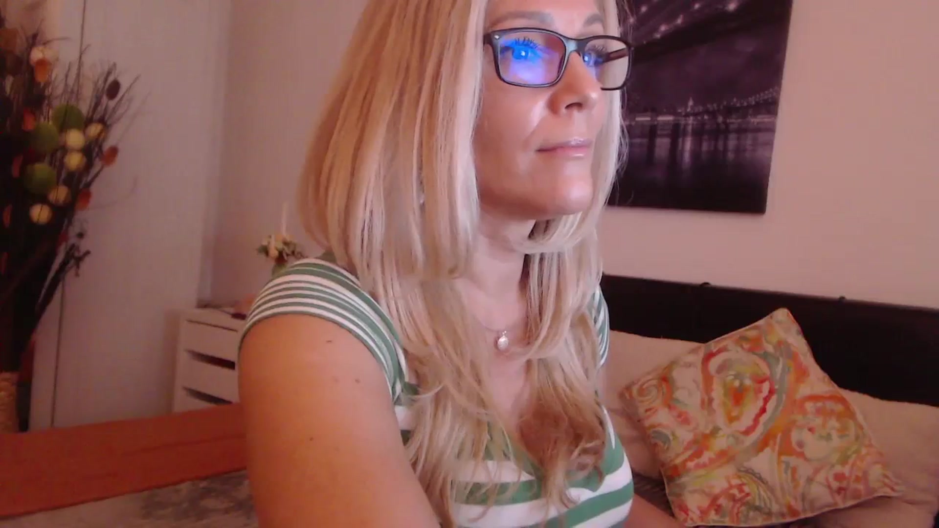 Gallery image thumbnail from Reeya71's myfreecams stream on, 11/17/2023, 06:26 image 18 of 20