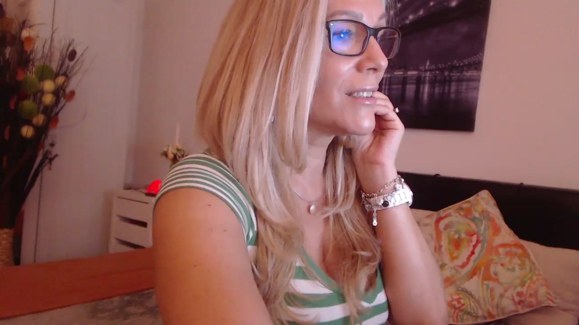 Gallery image thumbnail from Reeya71's myfreecams stream on, 11/17/2023, 06:26 image 10 of 20