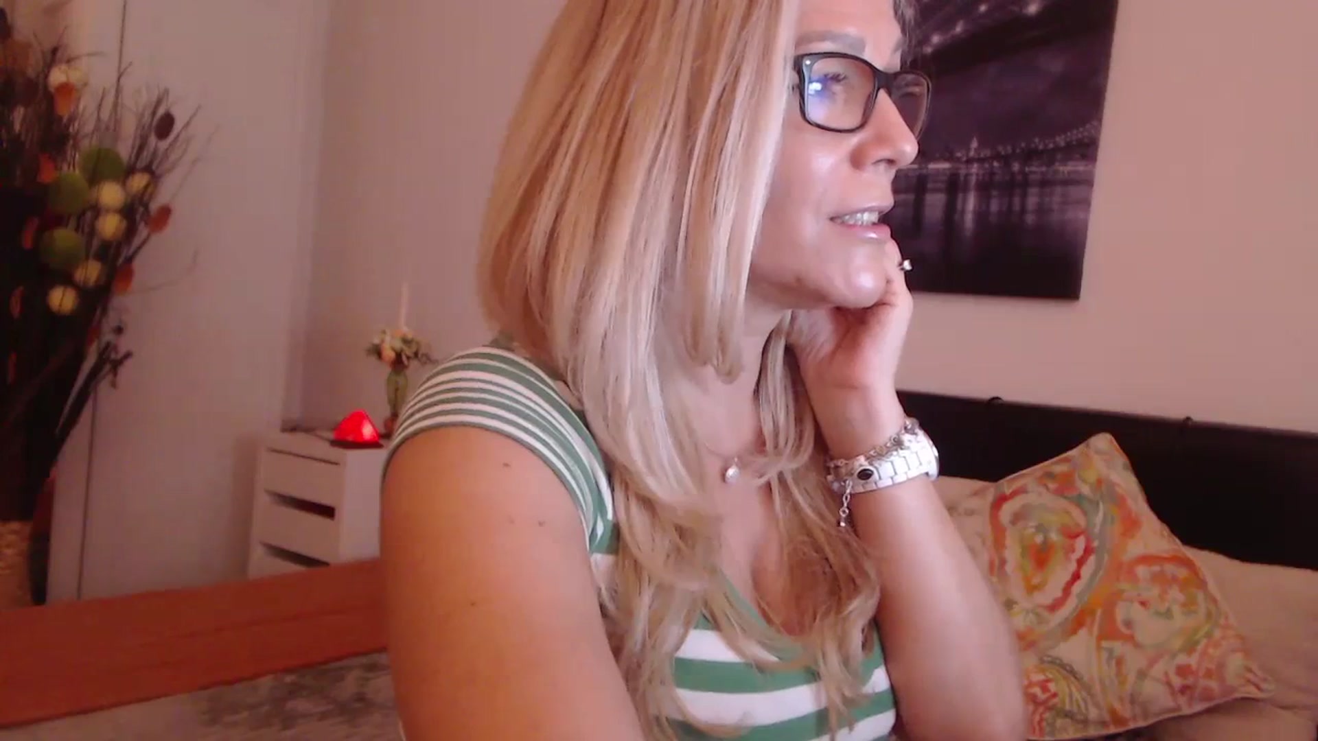 Gallery image thumbnail from Reeya71's myfreecams stream on, 11/17/2023, 06:26 image 8 of 20