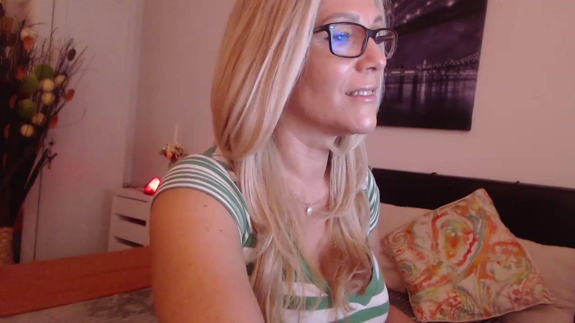 Gallery image thumbnail from Reeya71's myfreecams stream on, 11/17/2023, 06:26 image 15 of 20