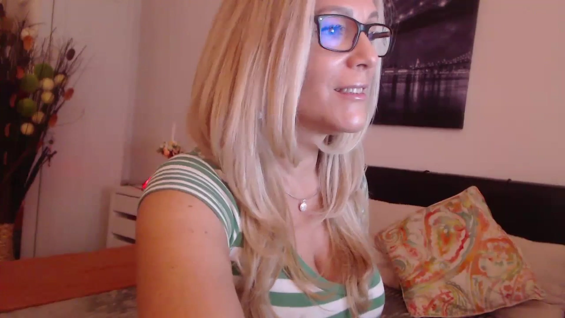 Gallery image thumbnail from Reeya71's myfreecams stream on, 11/17/2023, 06:26 image 6 of 20