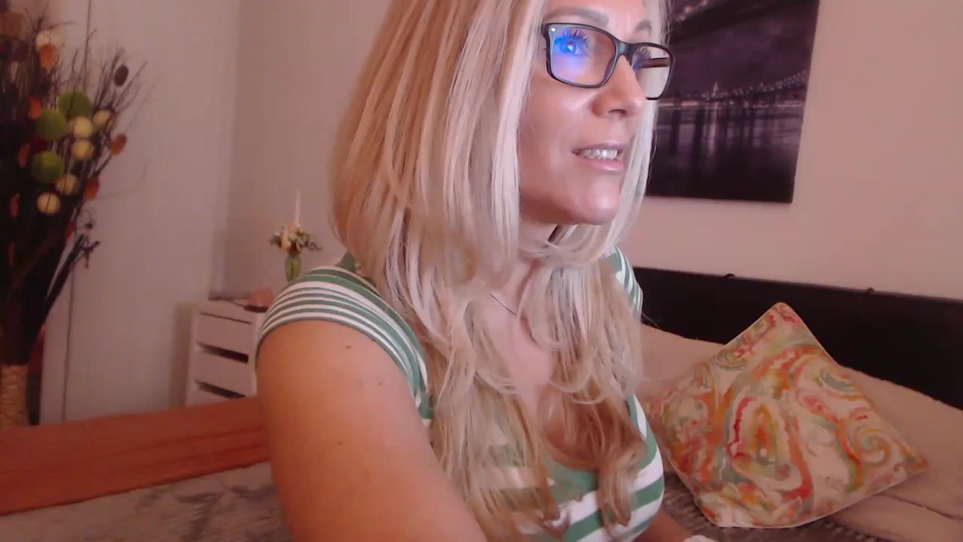 Gallery image thumbnail from Reeya71's myfreecams stream on, 11/17/2023, 09:17 image 6 of 20