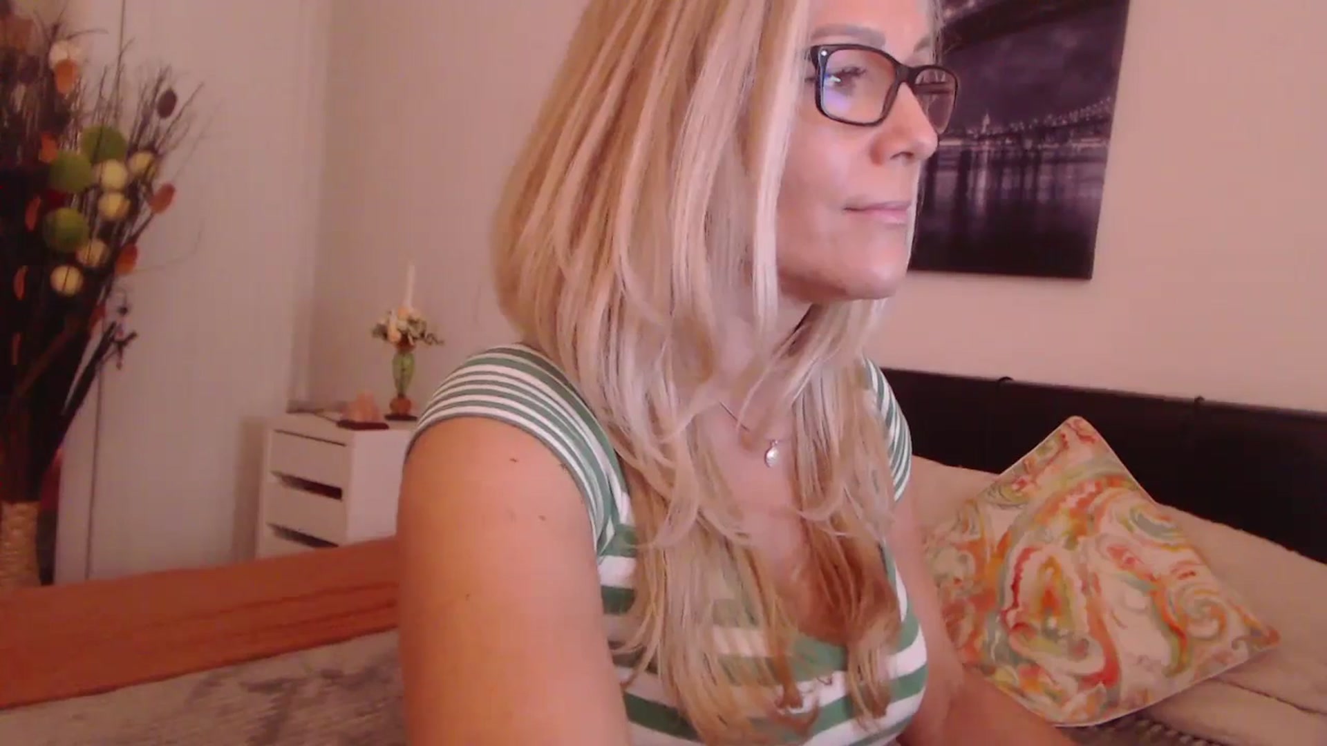 Gallery image thumbnail from Reeya71's myfreecams stream on, 11/17/2023, 09:17 image 8 of 20