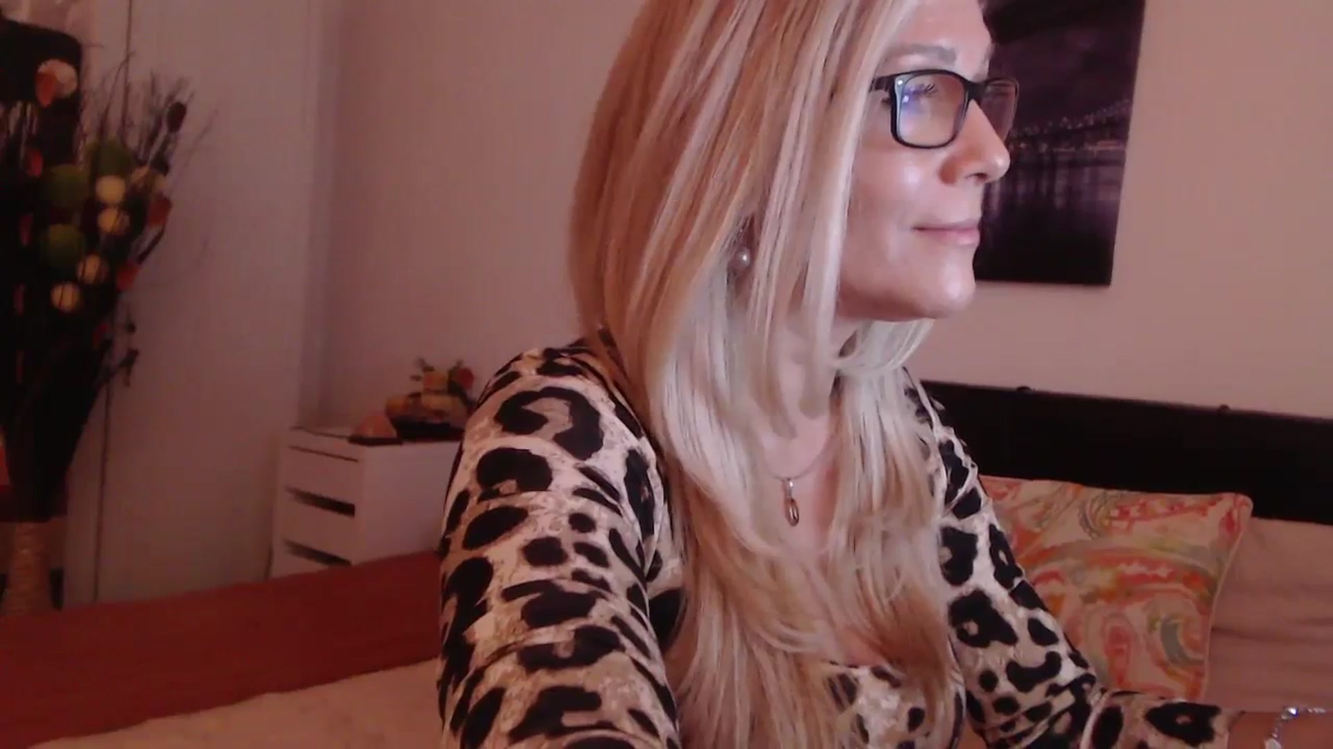 Gallery image thumbnail from Reeya71's myfreecams stream on, 12/15/2023, 24:25 image 15 of 20