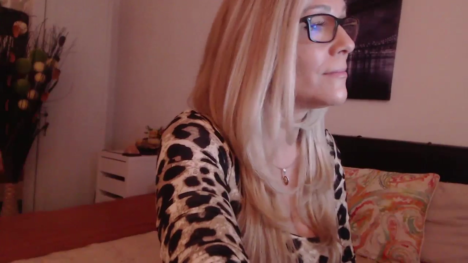 Gallery image thumbnail from Reeya71's myfreecams stream on, 12/15/2023, 24:25 image 5 of 20