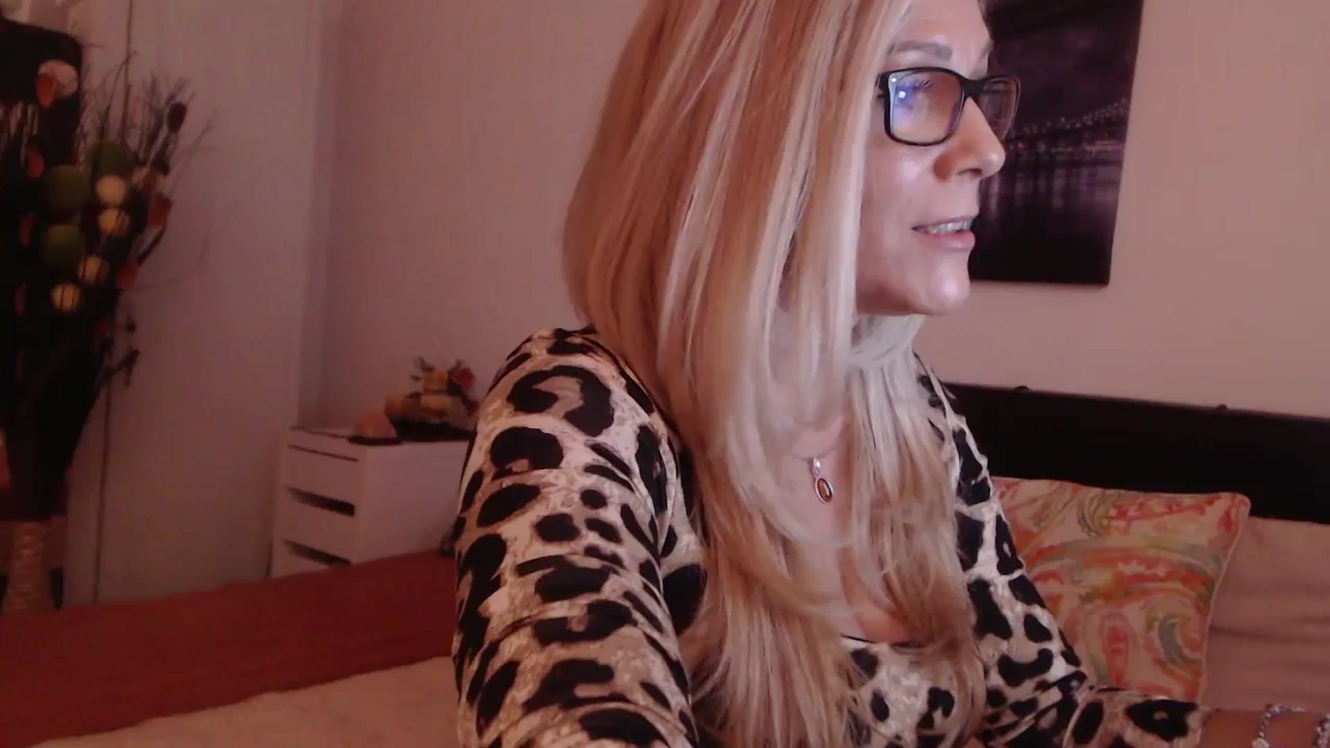 Gallery image thumbnail from Reeya71's myfreecams stream on, 12/15/2023, 24:25 image 1 of 20