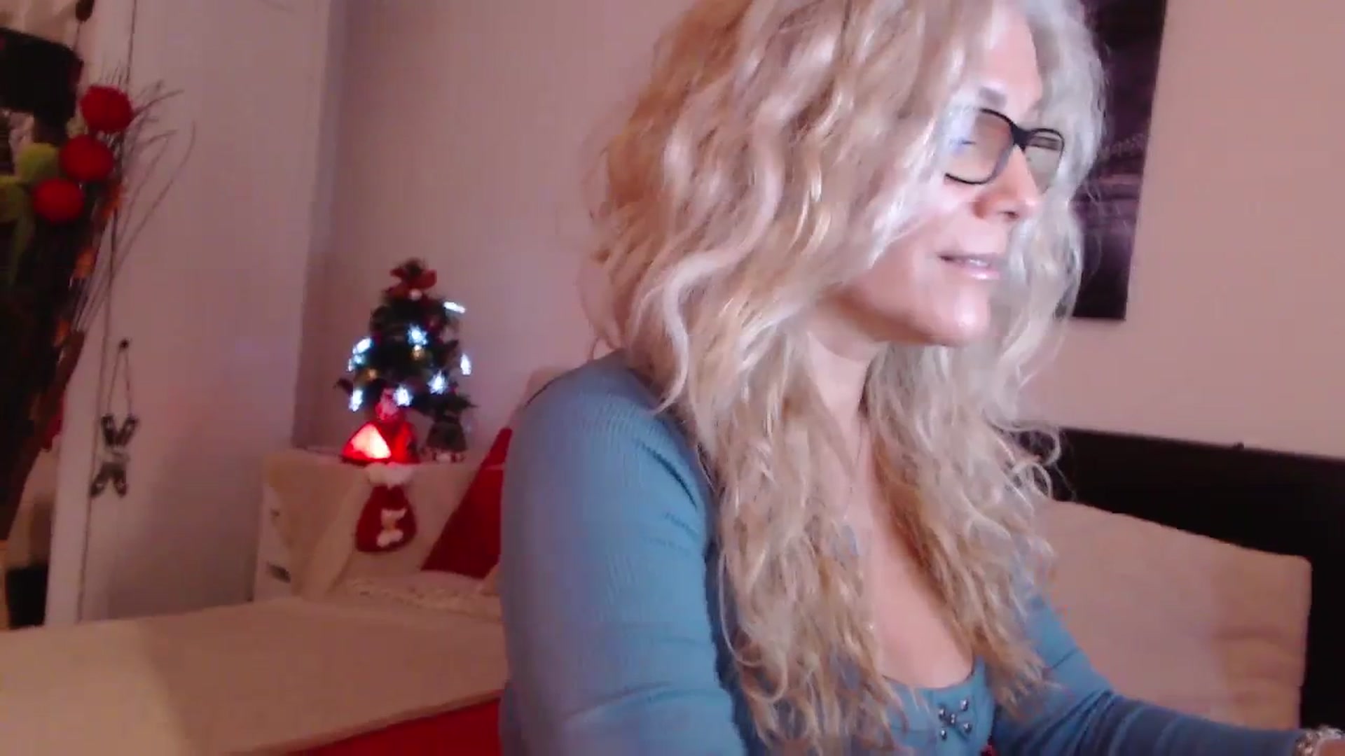 Gallery image thumbnail from Reeya71's myfreecams stream on, 12/19/2023, 06:43 image 6 of 20