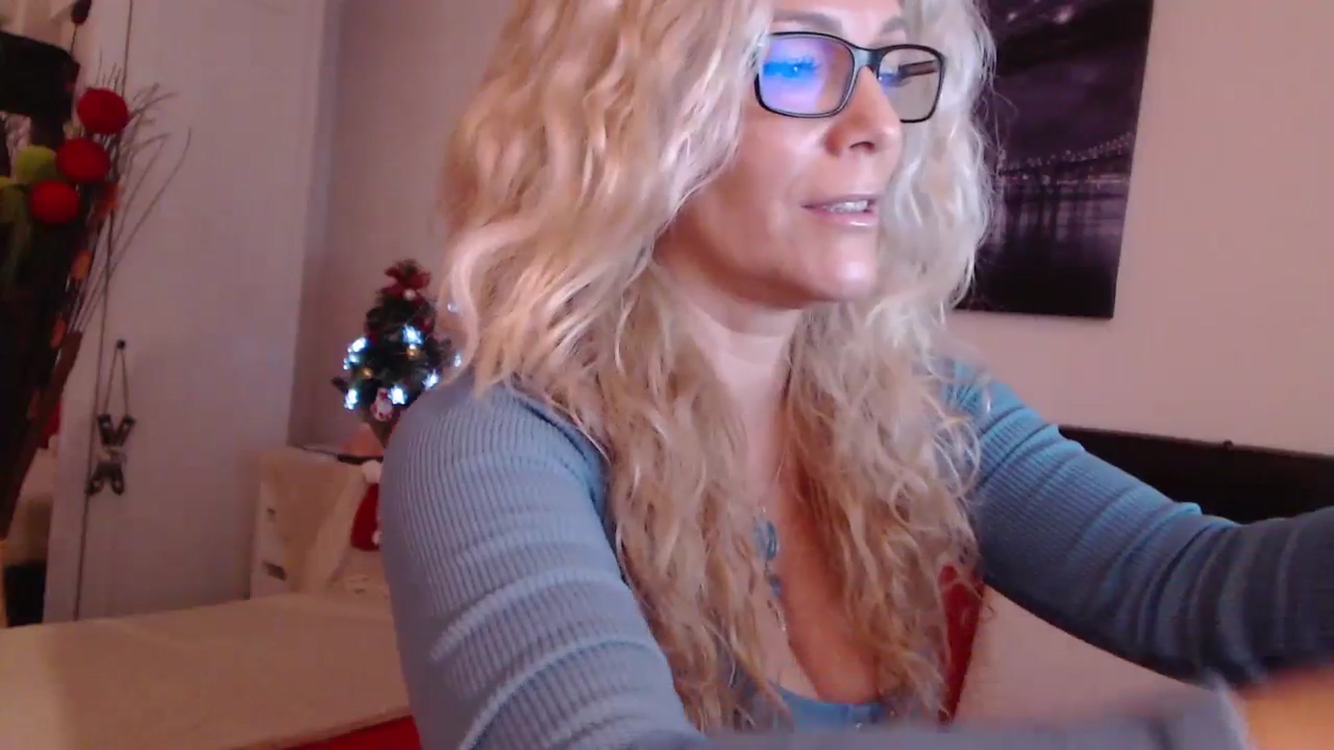 Gallery image thumbnail from Reeya71's myfreecams stream on, 12/19/2023, 06:43 image 13 of 20