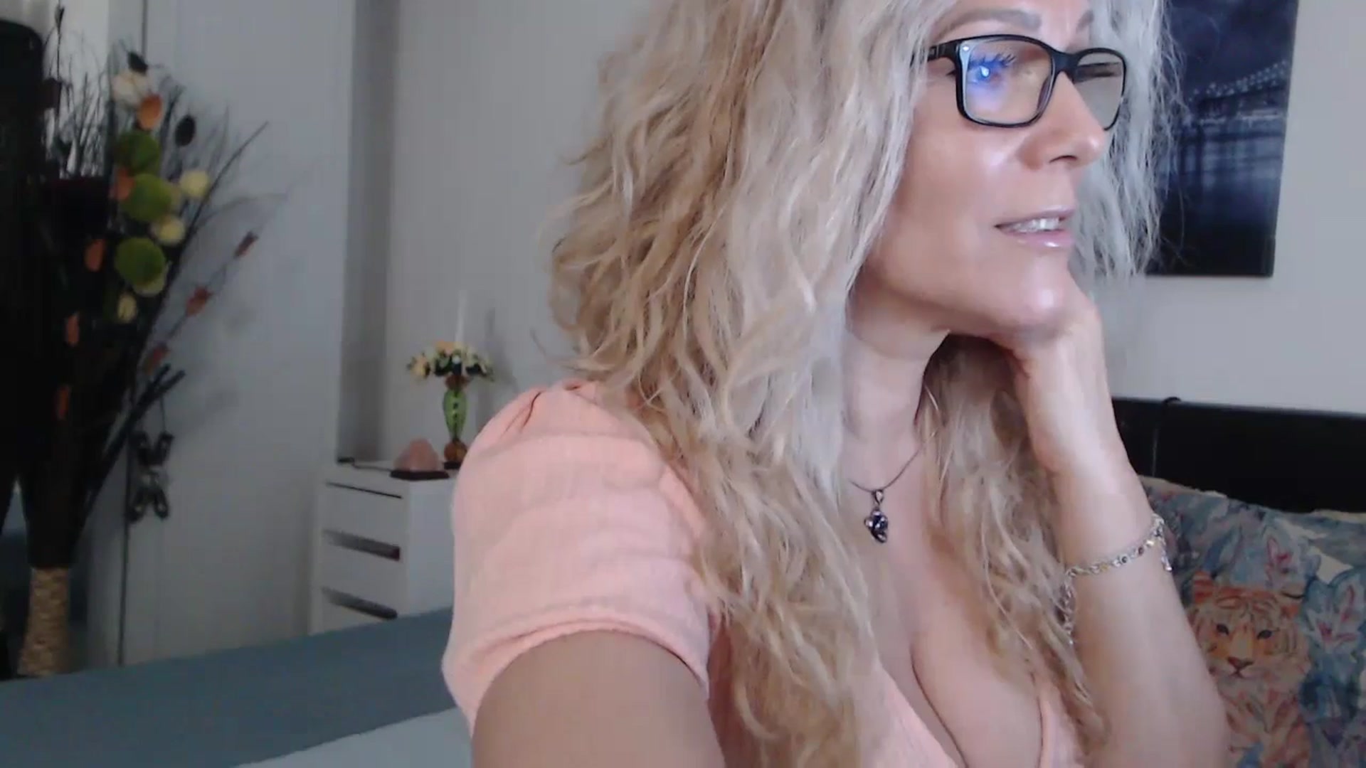 Gallery image thumbnail from Reeya71's myfreecams stream on, 01/31/2024, 05:43 image 12 of 20