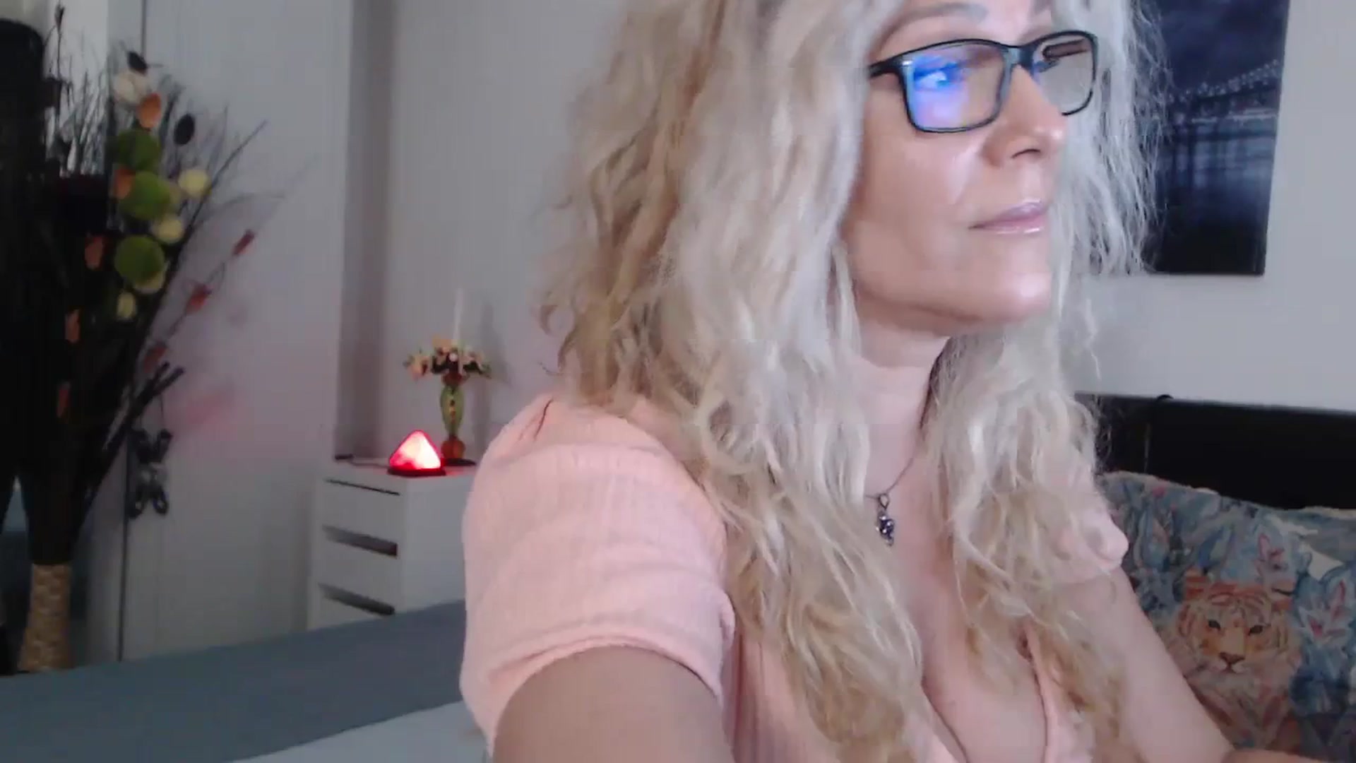 Gallery image thumbnail from Reeya71's myfreecams stream on, 01/31/2024, 05:43 image 15 of 20