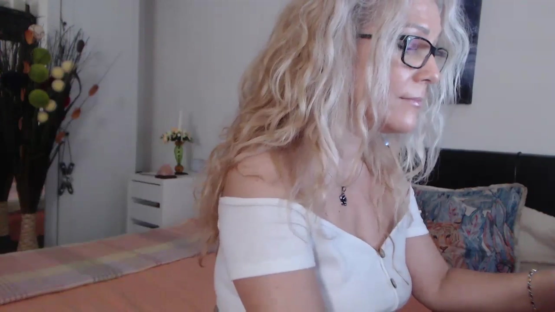 Gallery image thumbnail from Reeya71's myfreecams stream on, 02/10/2024, 07:46 image 14 of 20