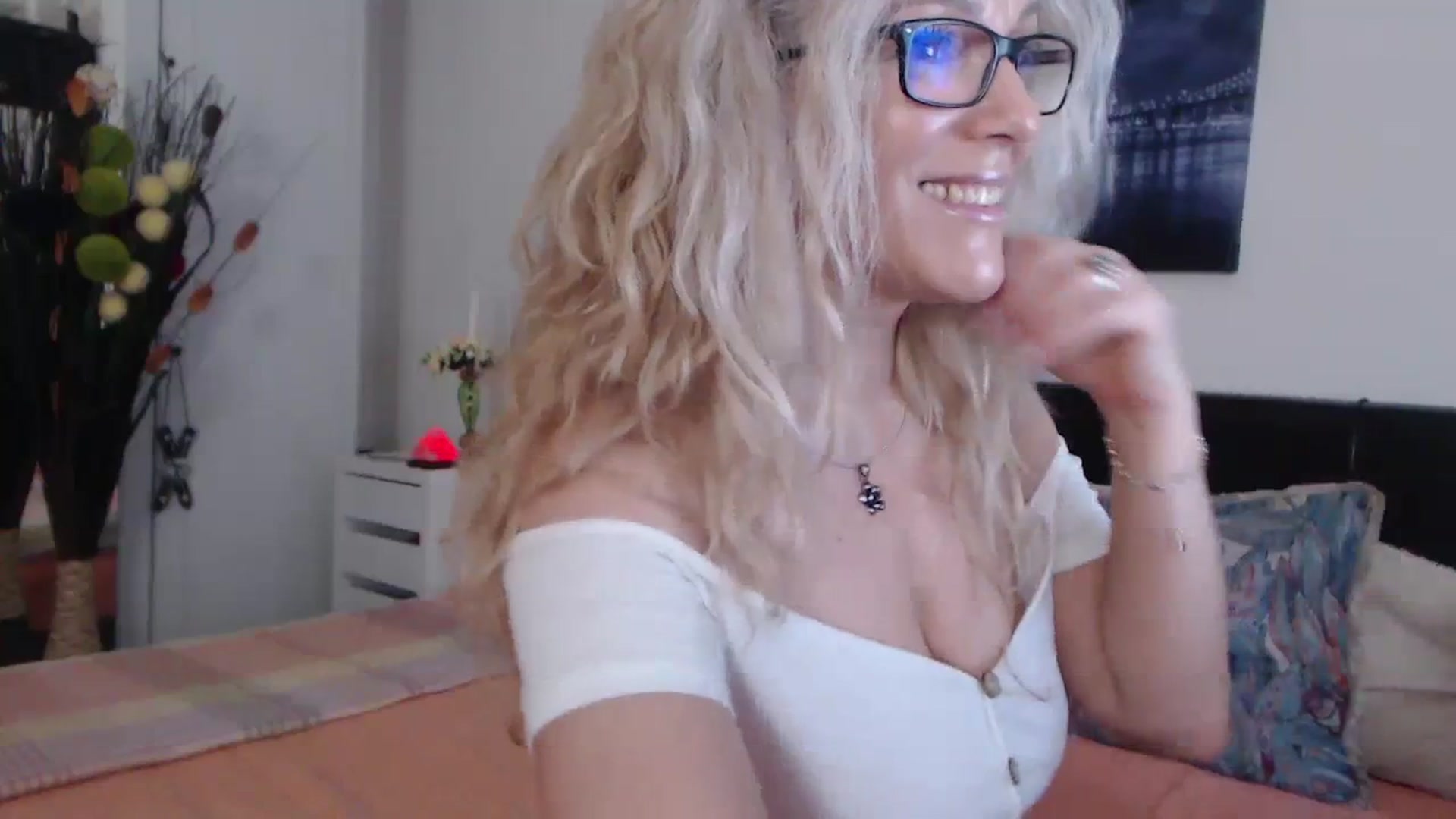 Gallery image thumbnail from Reeya71's myfreecams stream on, 02/10/2024, 07:46 image 17 of 20