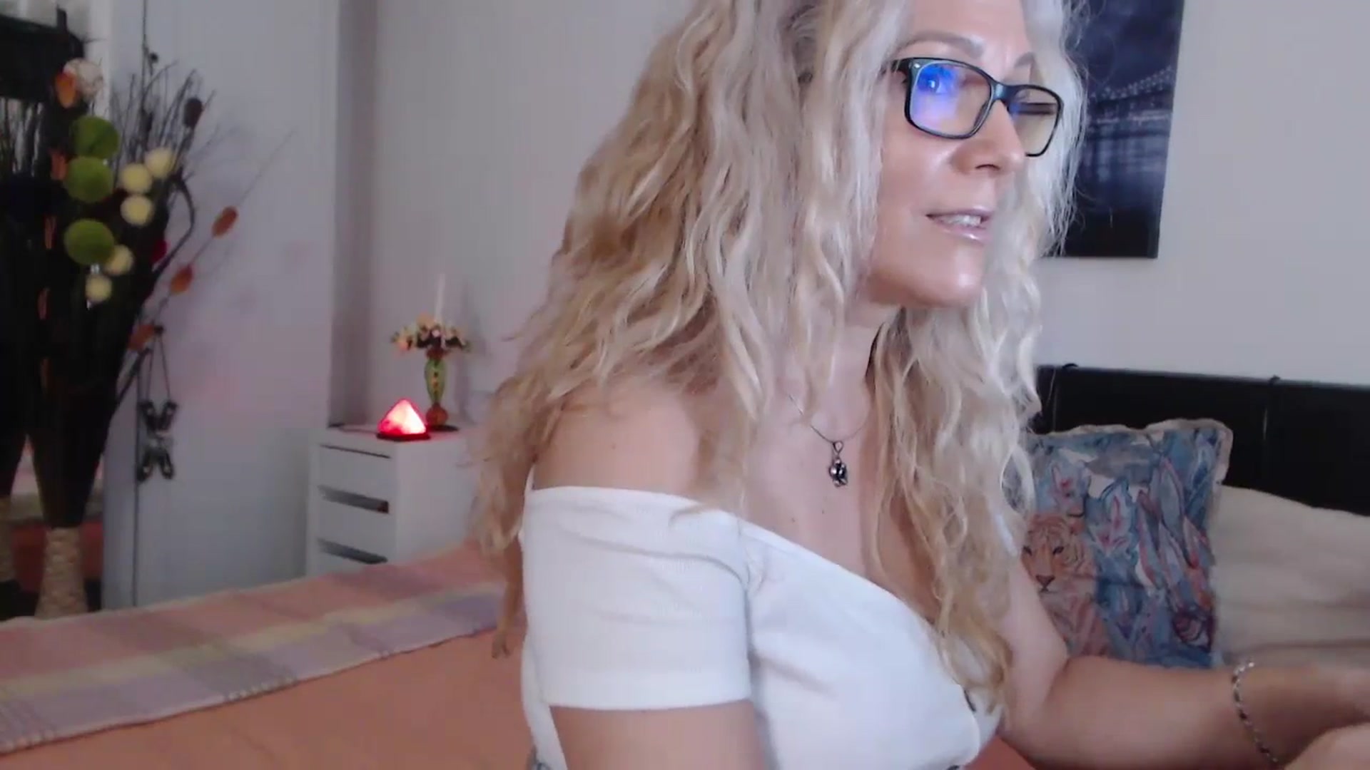 Gallery image thumbnail from Reeya71's myfreecams stream on, 02/10/2024, 08:26 image 6 of 20