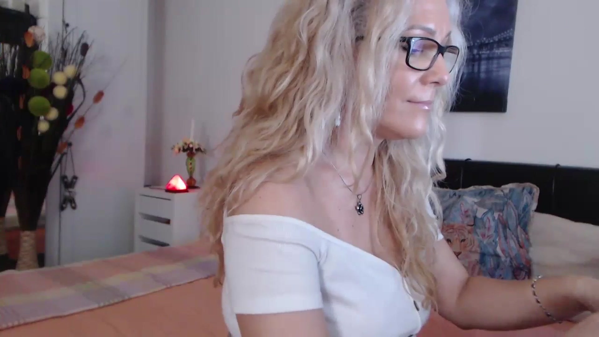 Gallery image thumbnail from Reeya71's myfreecams stream on, 02/10/2024, 08:26 image 14 of 20