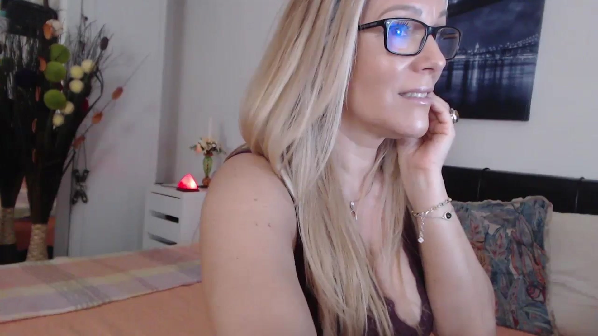 Gallery image thumbnail from Reeya71's myfreecams stream on, 02/21/2024, 05:06 image 17 of 20