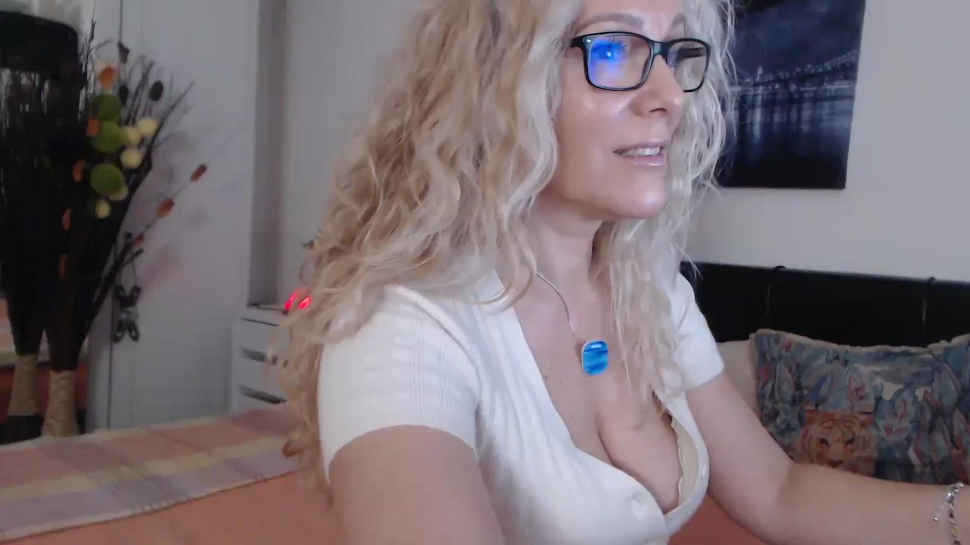 Gallery image thumbnail from Reeya71's myfreecams stream on, 02/22/2024, 05:48 image 1 of 20