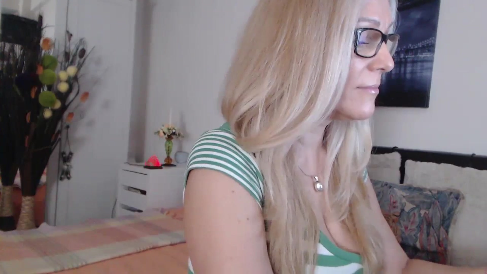 Gallery image thumbnail from Reeya71's myfreecams stream on, 03/01/2024, 04:03 image 18 of 20