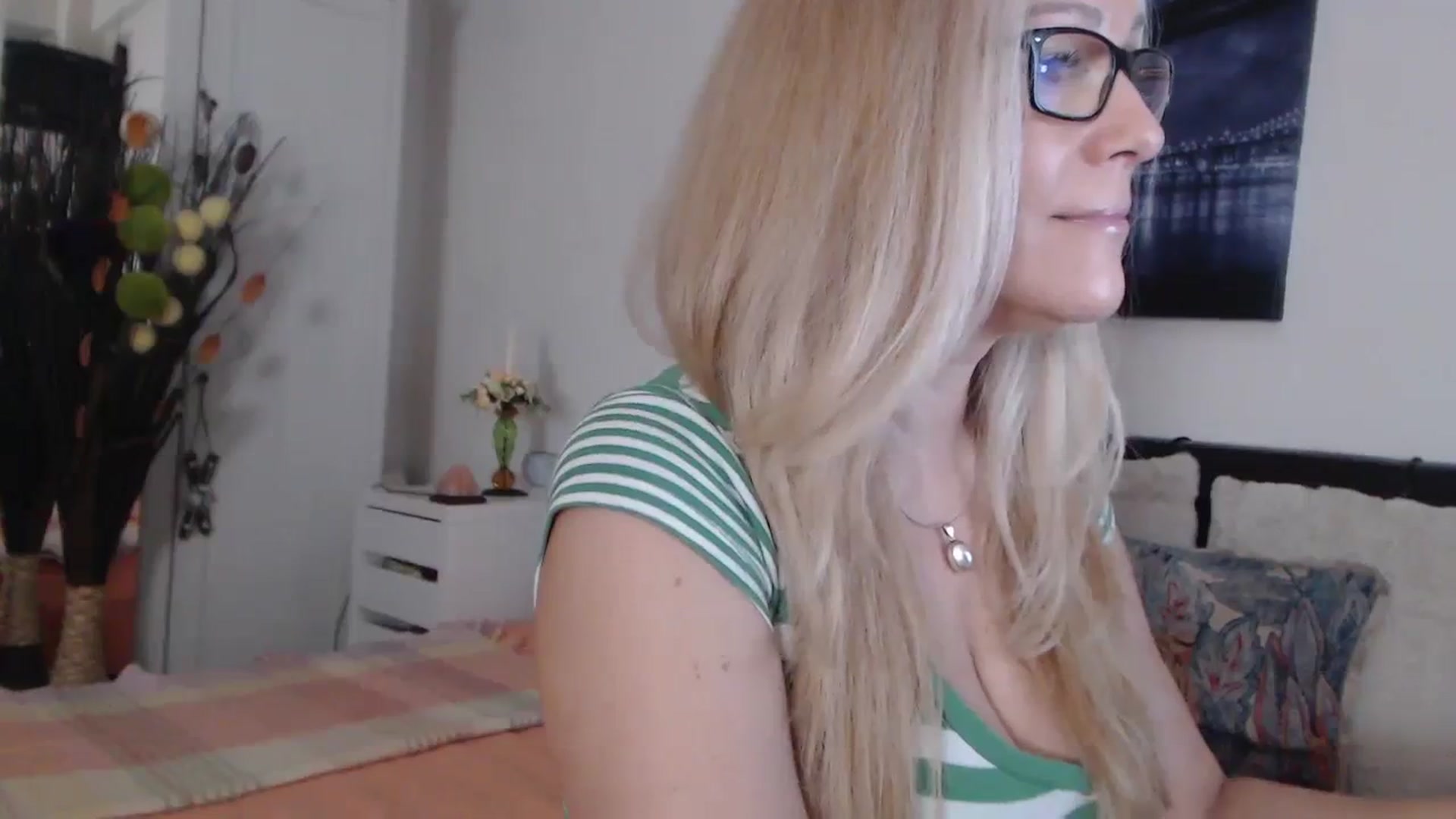 Gallery image thumbnail from Reeya71's myfreecams stream on, 03/01/2024, 04:03 image 10 of 20