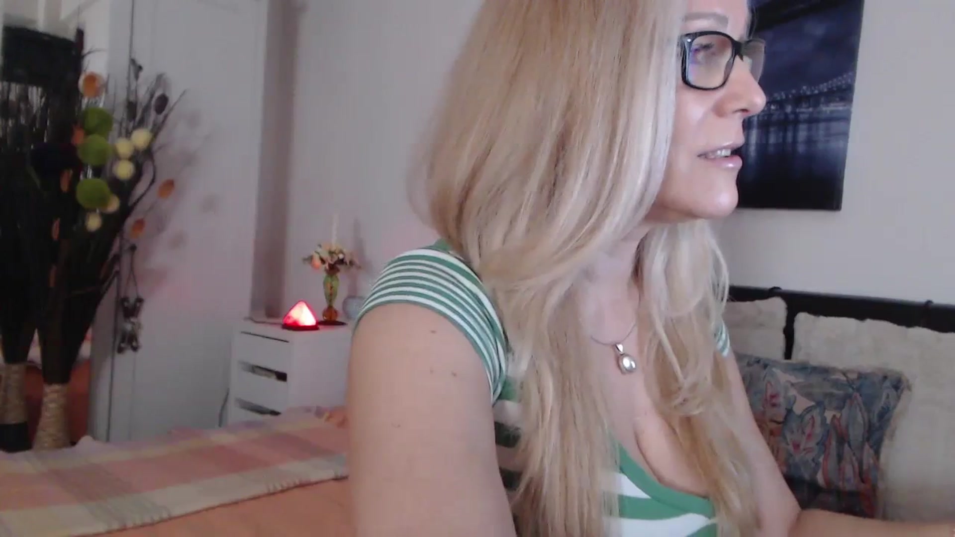Gallery image thumbnail from Reeya71's myfreecams stream on, 03/01/2024, 04:03 image 9 of 20