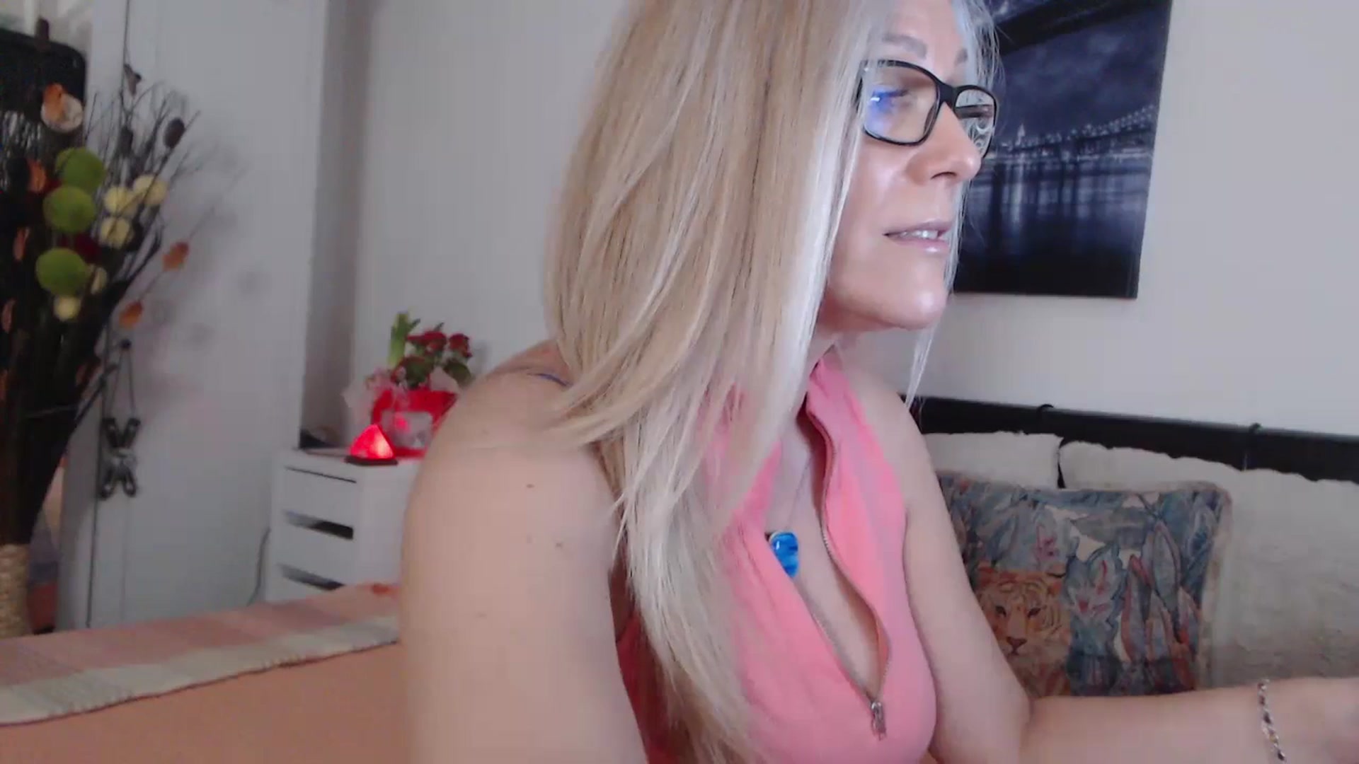 Gallery image thumbnail from Reeya71's myfreecams stream on, 03/13/2024, 04:32 image 6 of 20