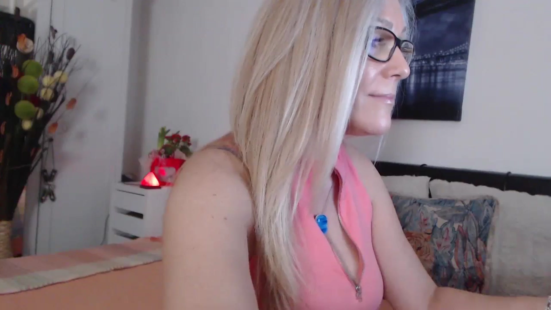 Gallery image thumbnail from Reeya71's myfreecams stream on, 03/13/2024, 04:32 image 2 of 20