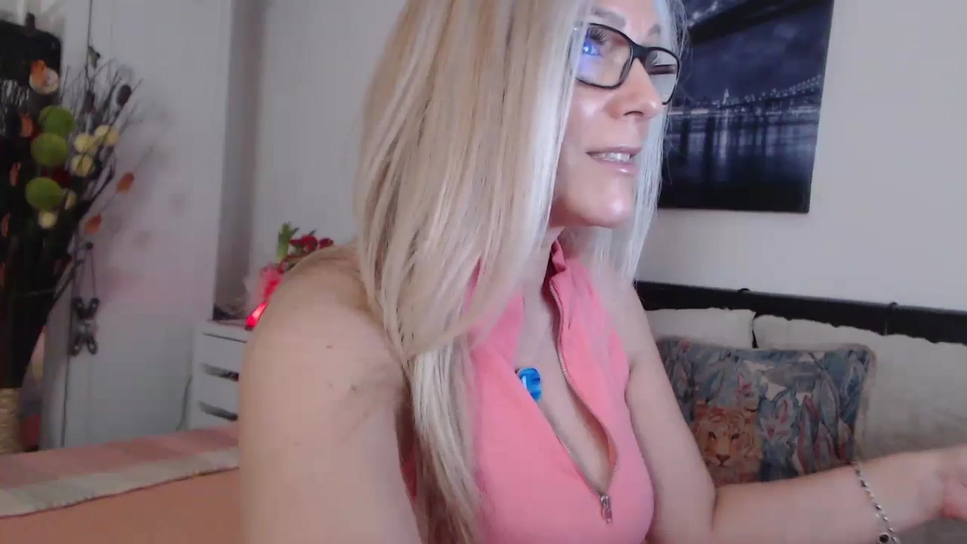 Gallery image thumbnail from Reeya71's myfreecams stream on, 03/13/2024, 04:32 image 16 of 20