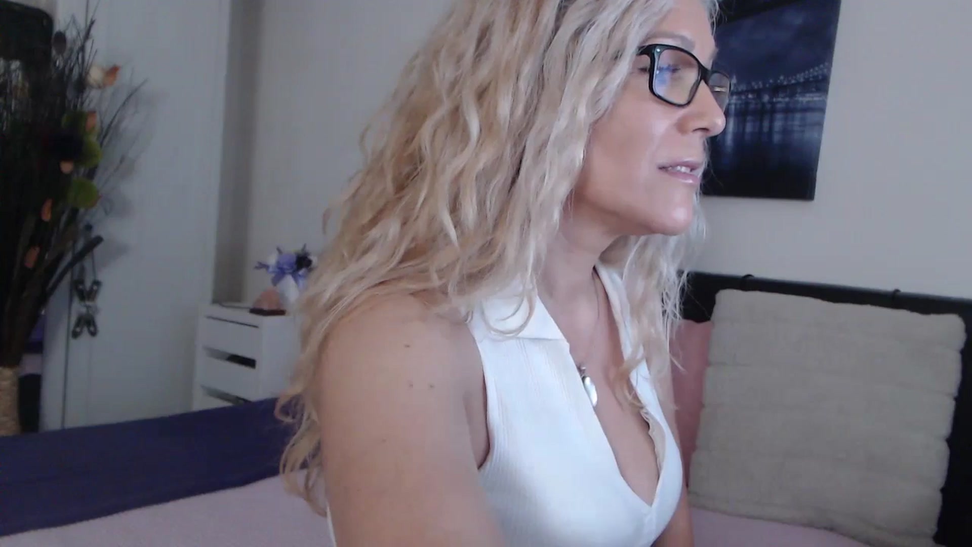 Gallery image thumbnail from Reeya71's myfreecams stream on, 05/17/2024, 04:55 image 16 of 20