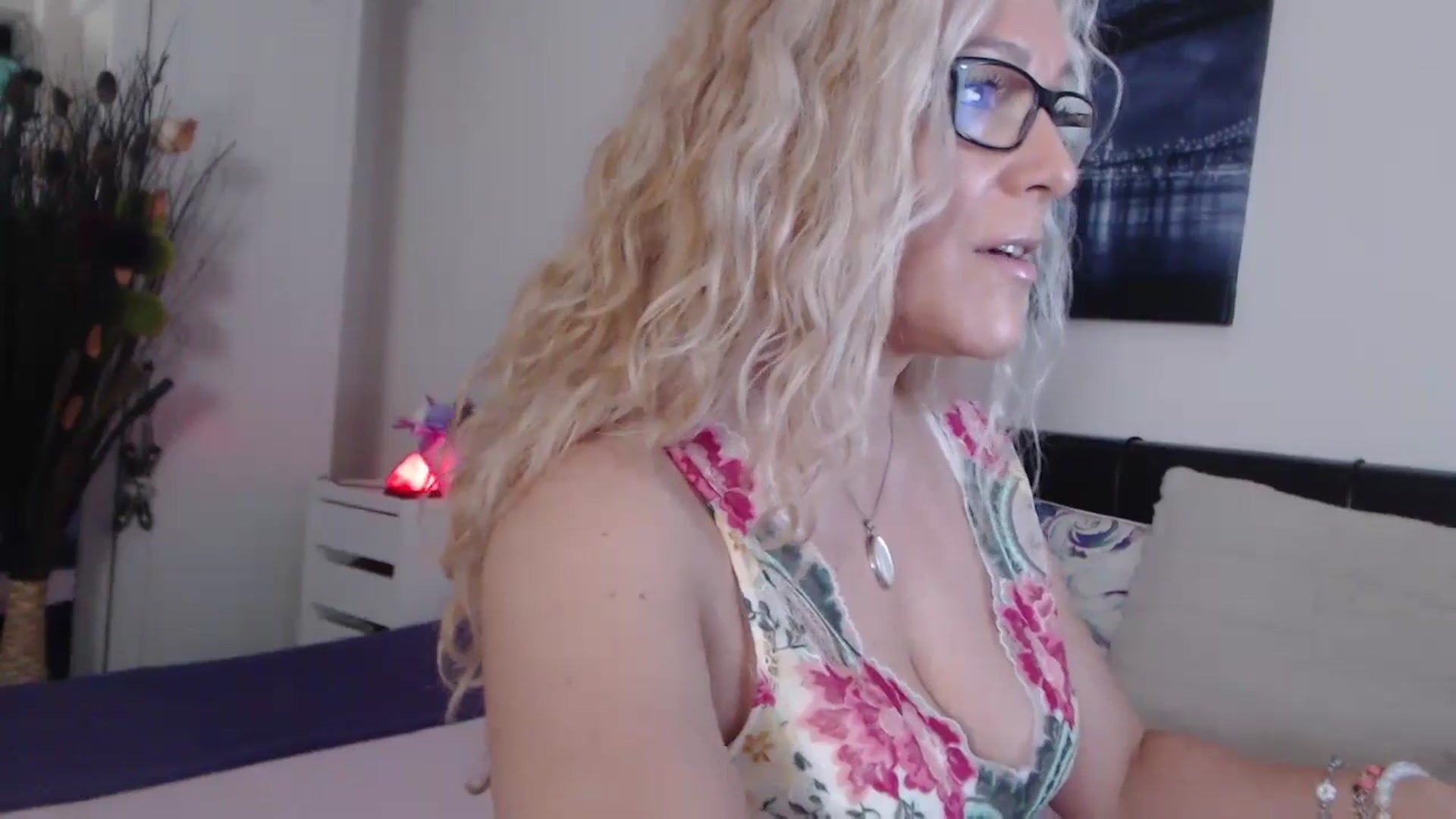 Gallery image thumbnail from Reeya71's myfreecams stream on, 05/22/2024, 01:33 image 4 of 20