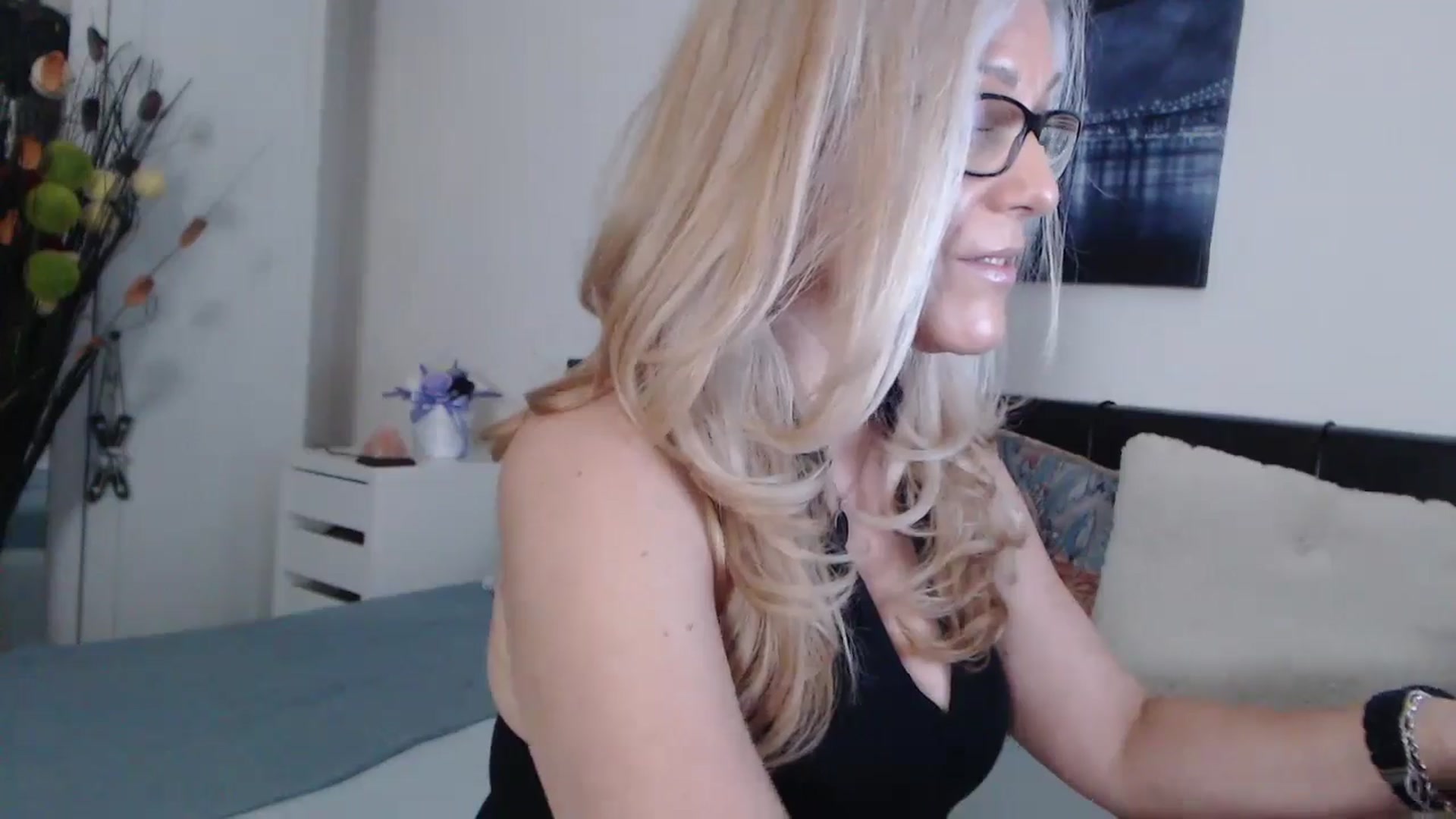 Gallery image thumbnail from Reeya71's myfreecams stream on, 06/01/2024, 03:01 image 14 of 20